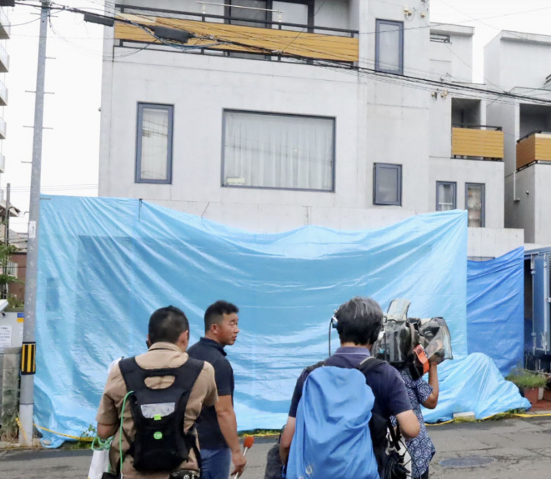 Пресса 25 июля 2023 года в Саппоро у дома семьи, подозреваемой в зверском убийстве. Фото: Kyodo