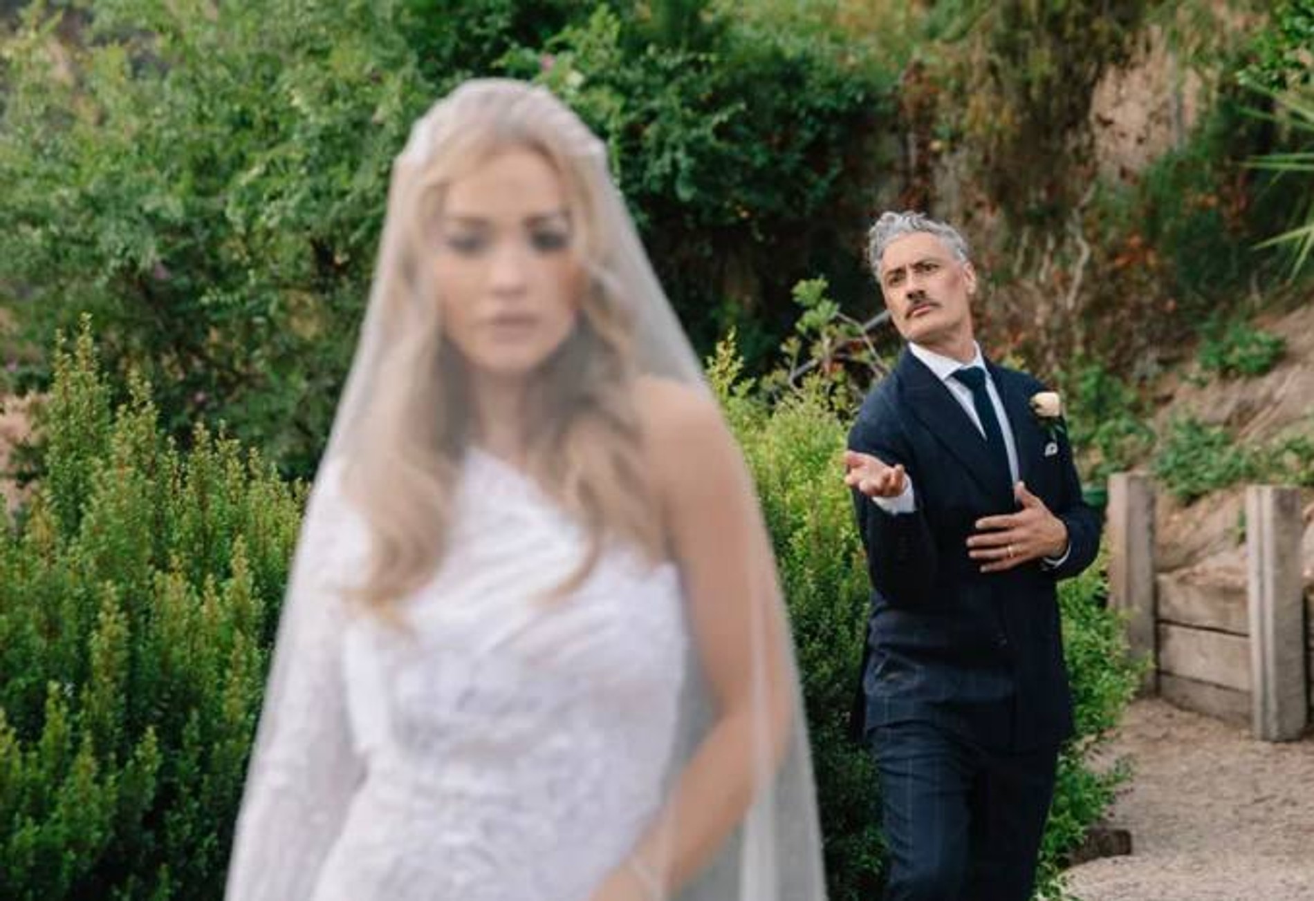 Рита Ора и Тайка Вайтити. Фото: Vogue