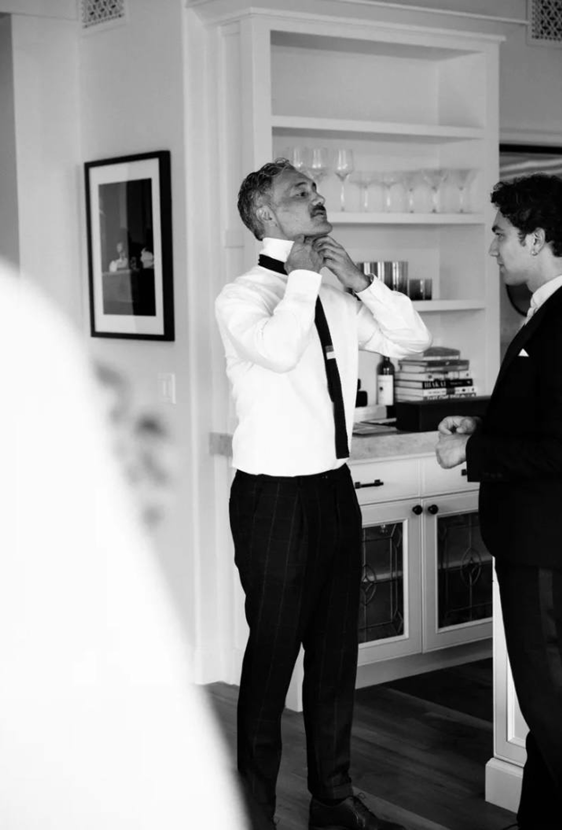 Тайка Вайтити готовится к церемонии. Фото: Vogue