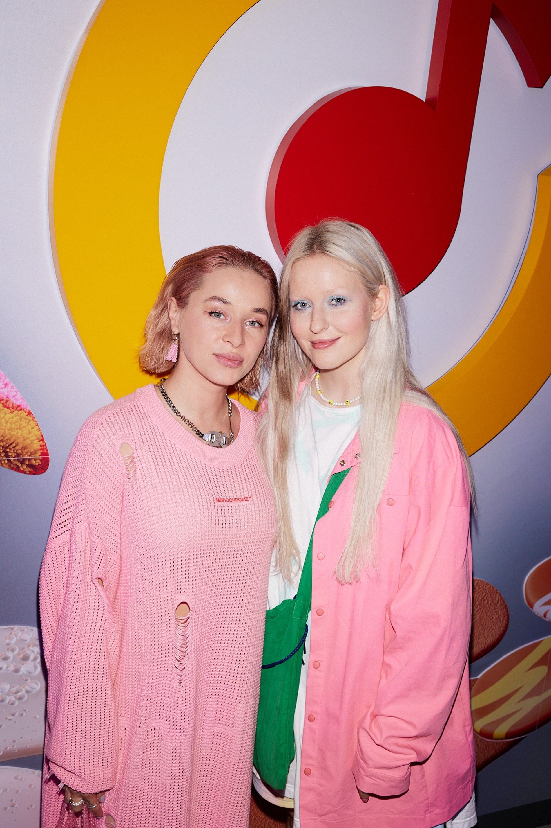 Аня Романовская и Тося Чайкина. Фото: Саша Мурашкин