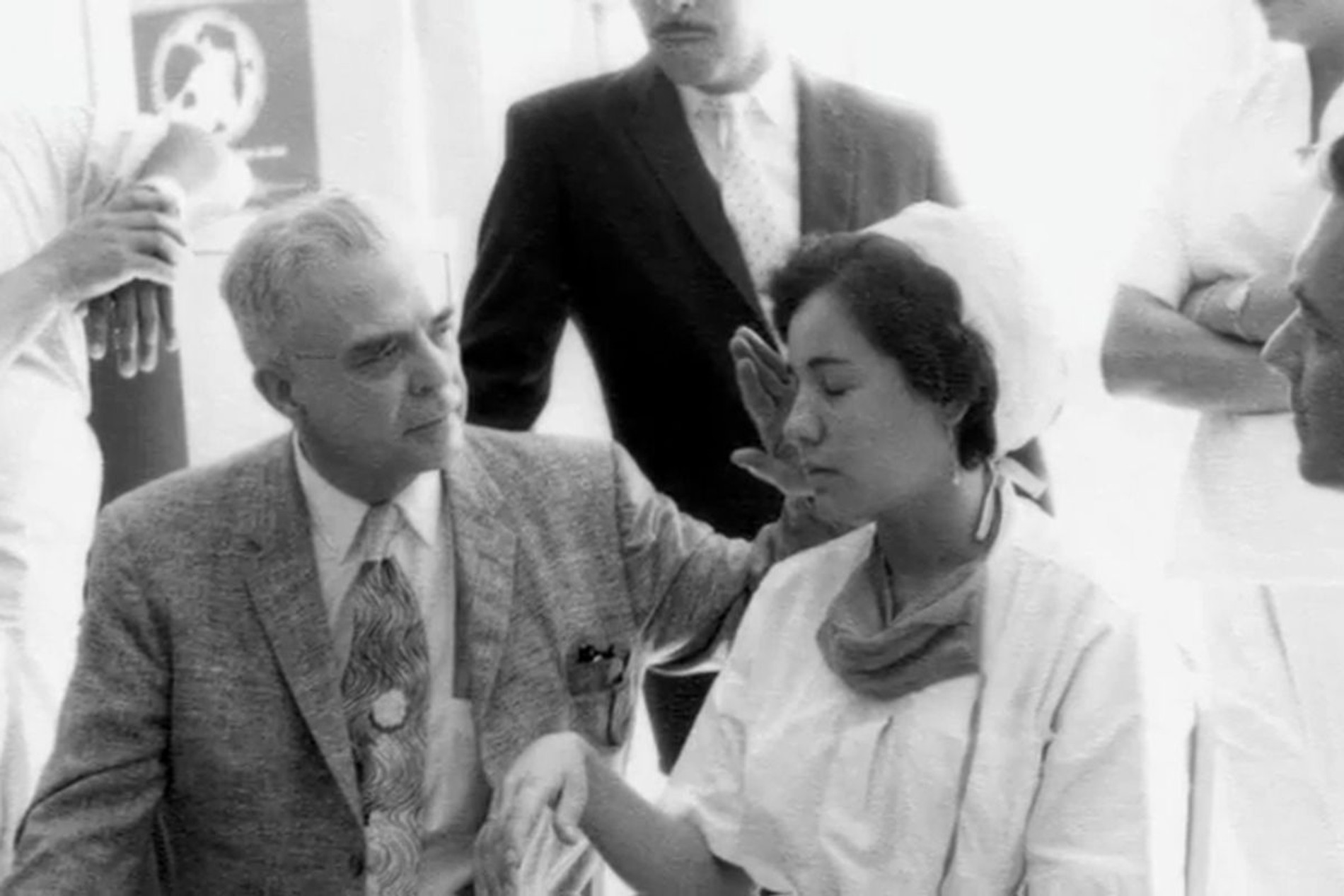 Милтон Эриксон проводит сеанс гипноза. Источник: The Milton H. Erickson Foundation