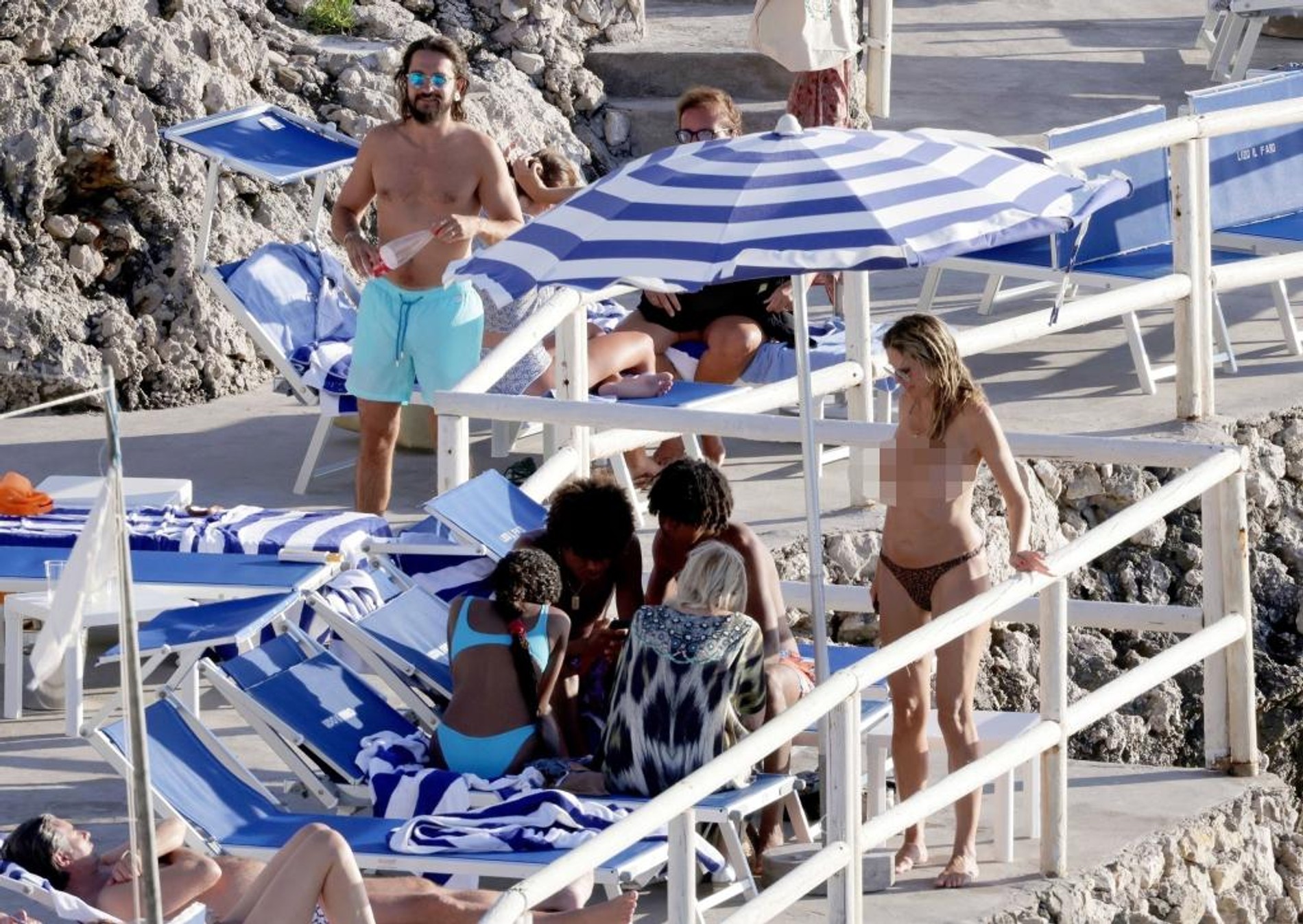 Топ-модель не стесняясь загорала топлес перед детьми-подростками. Фото: Cobra Team / BACKGRID