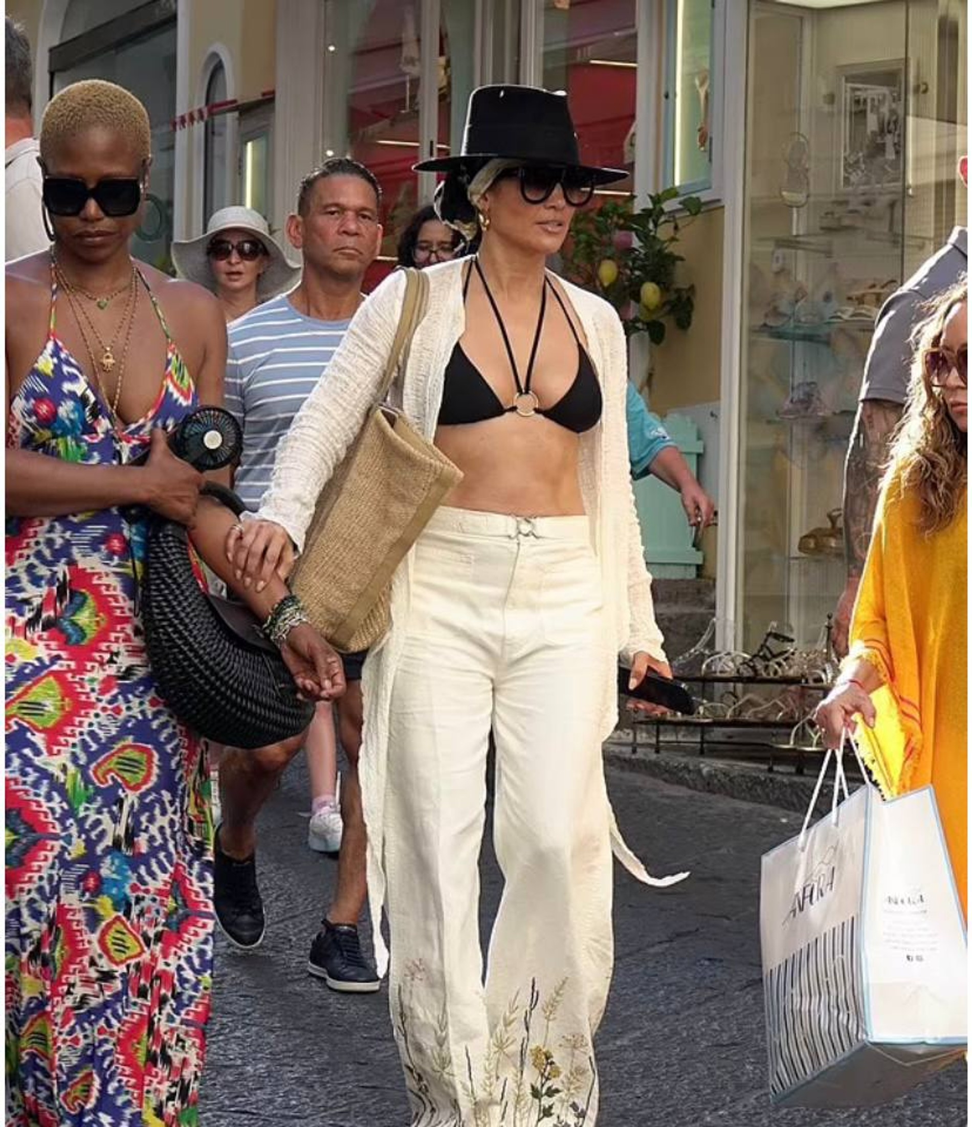 Дженнифер Лопес во время шопинга. Фото: Daily Mail