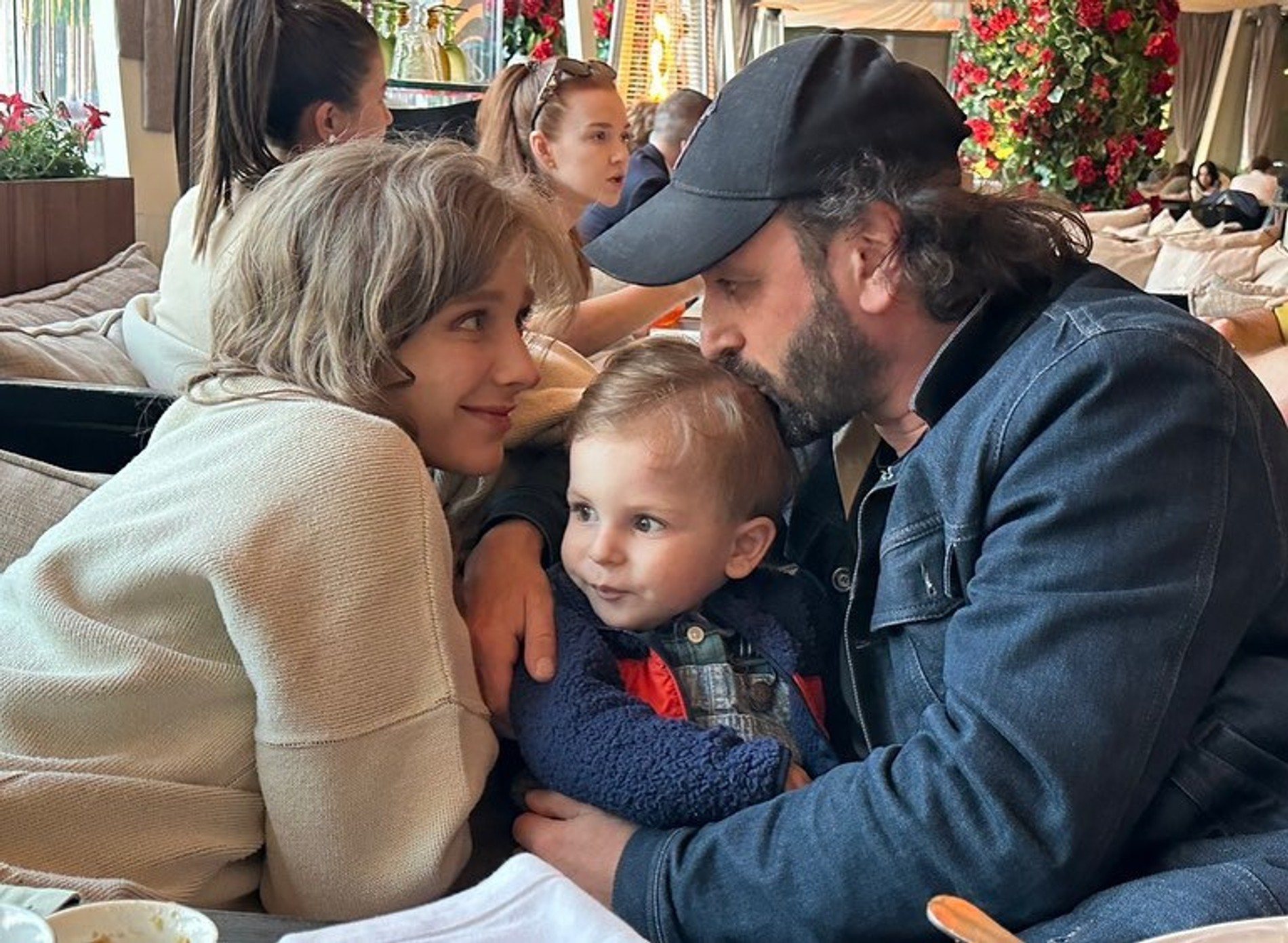 Лиза Арзамасова с сыном и мужем Ильей Авербухом. Фото: Инстаграм* @liza_arzamasova