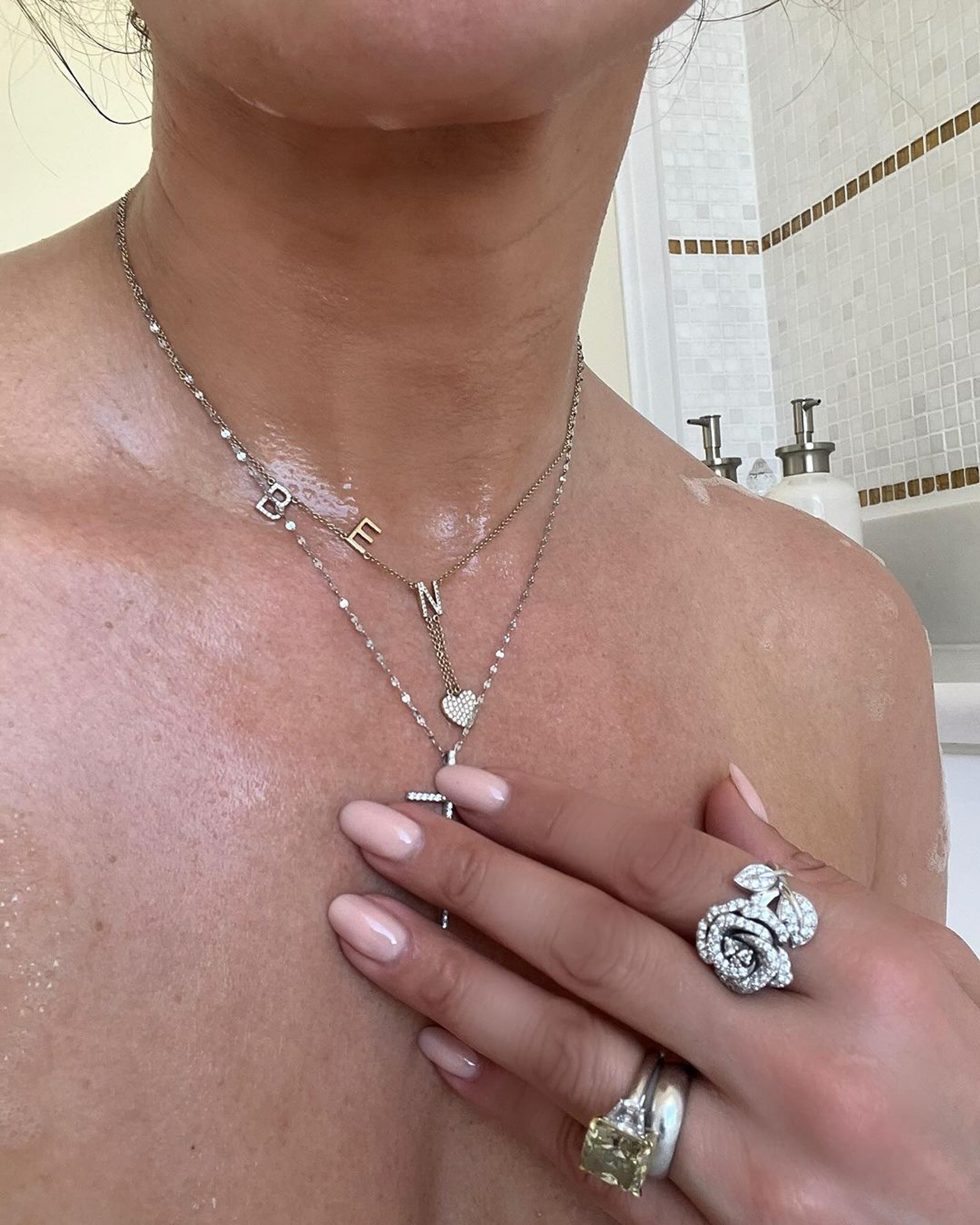 Дженнифер с именным украшением. Фото: Инстаграм* @jlo