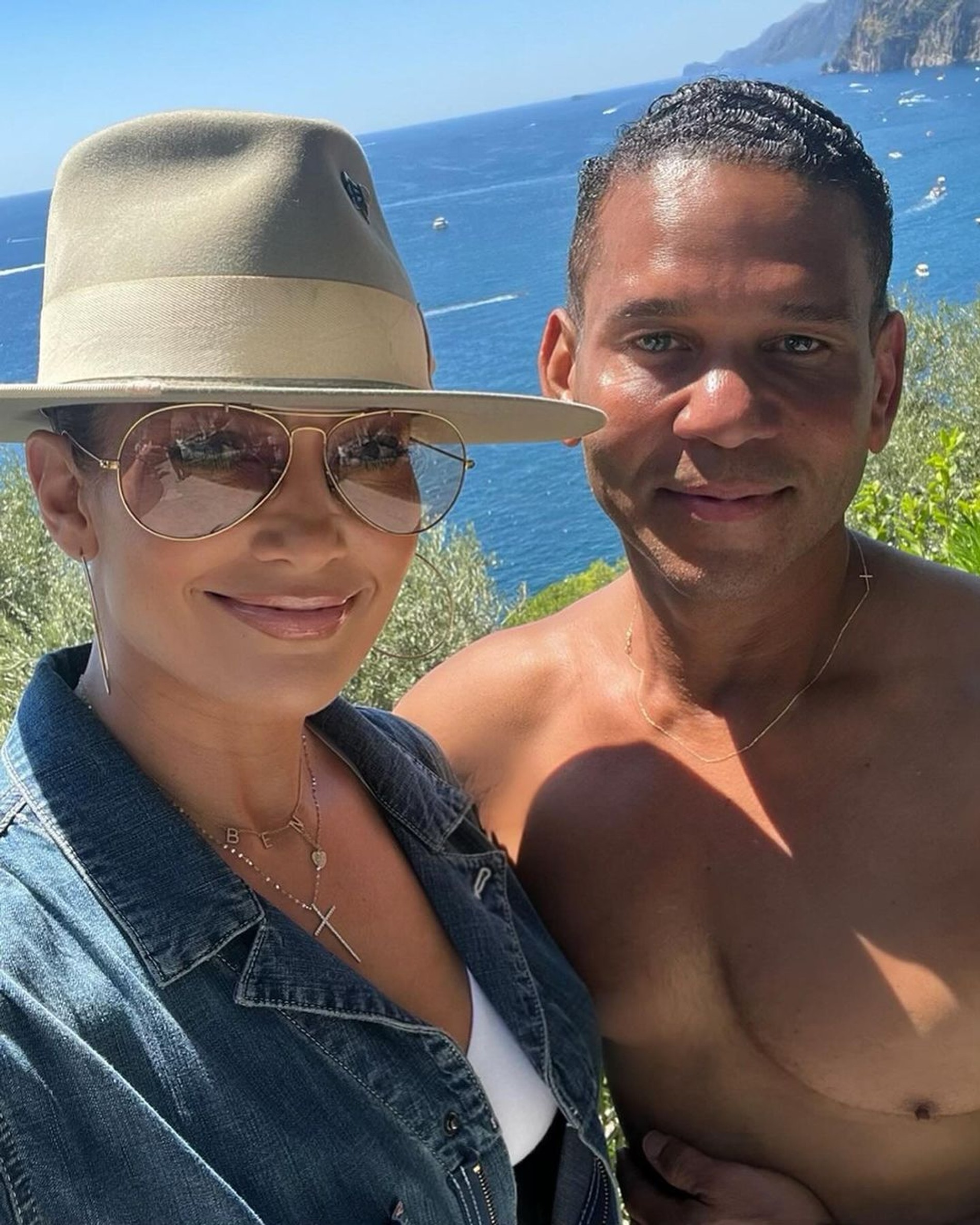 Дженнифер Лопес с другом, которого подписчики приняли за Алекса Родригеса. Фото: Инстаграм* @jlo