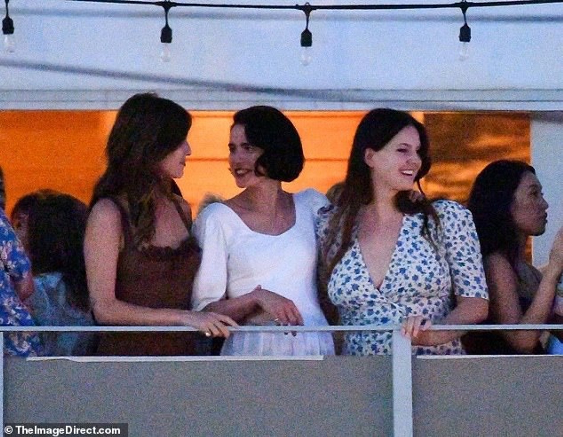 Маргарет Куэлли, ее сестра Рейни Куэлли и Лана Дель Рей. Фото: TheImageDirect.com