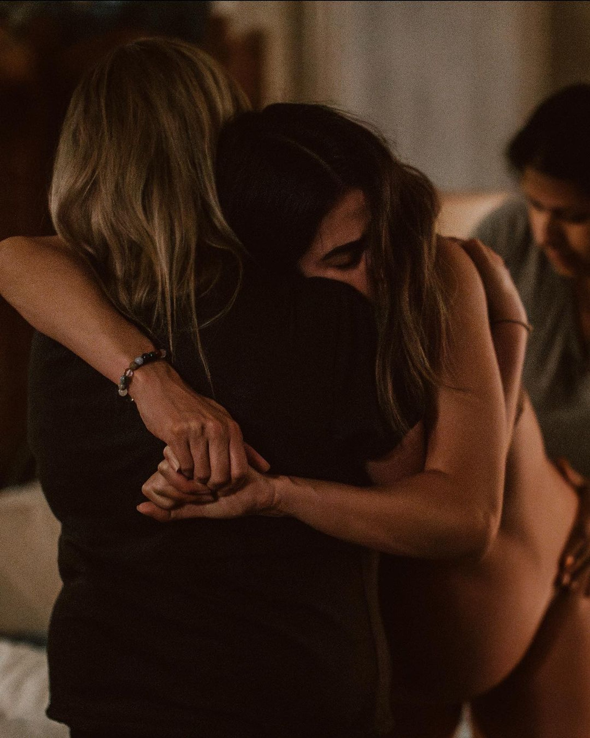 Ники Рид с акушерками во время домашних родов. Фото: Инстаграм*@nikkireed