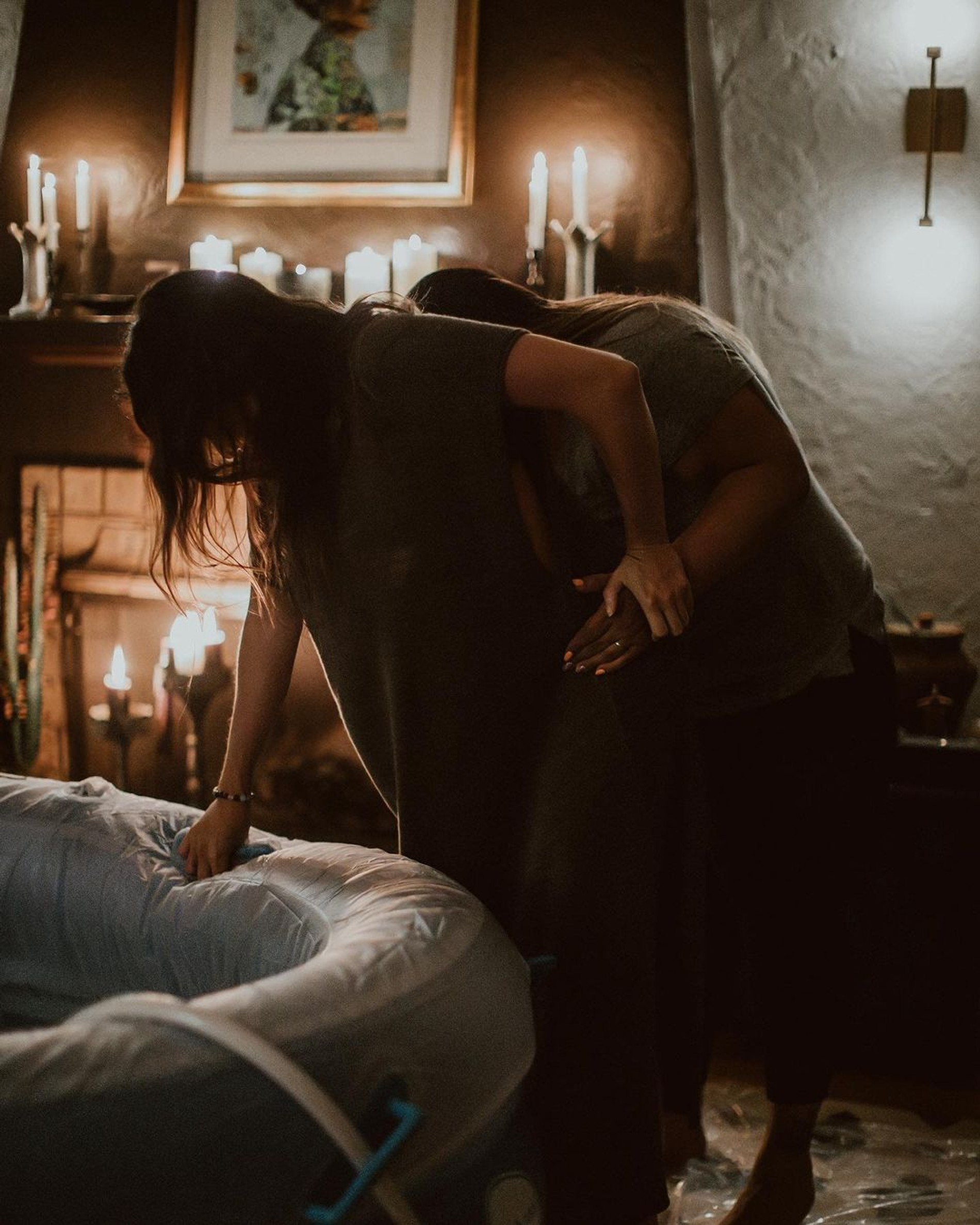 Ники Рид с акушерками во время домашних родов. Фото: Инстаграм*@nikkireed