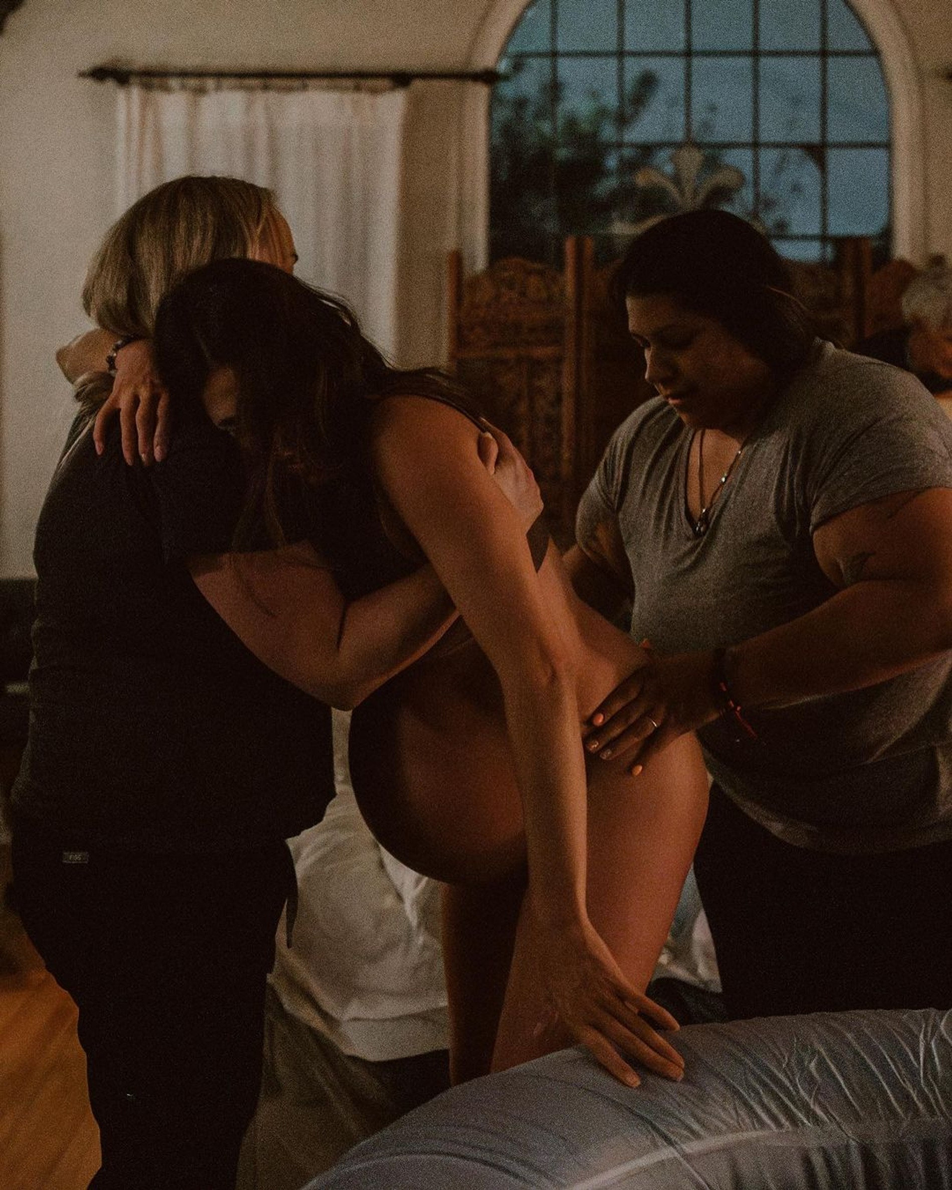 Ники Рид с акушерками во время домашних родов. Фото: Инстаграм*@nikkireed