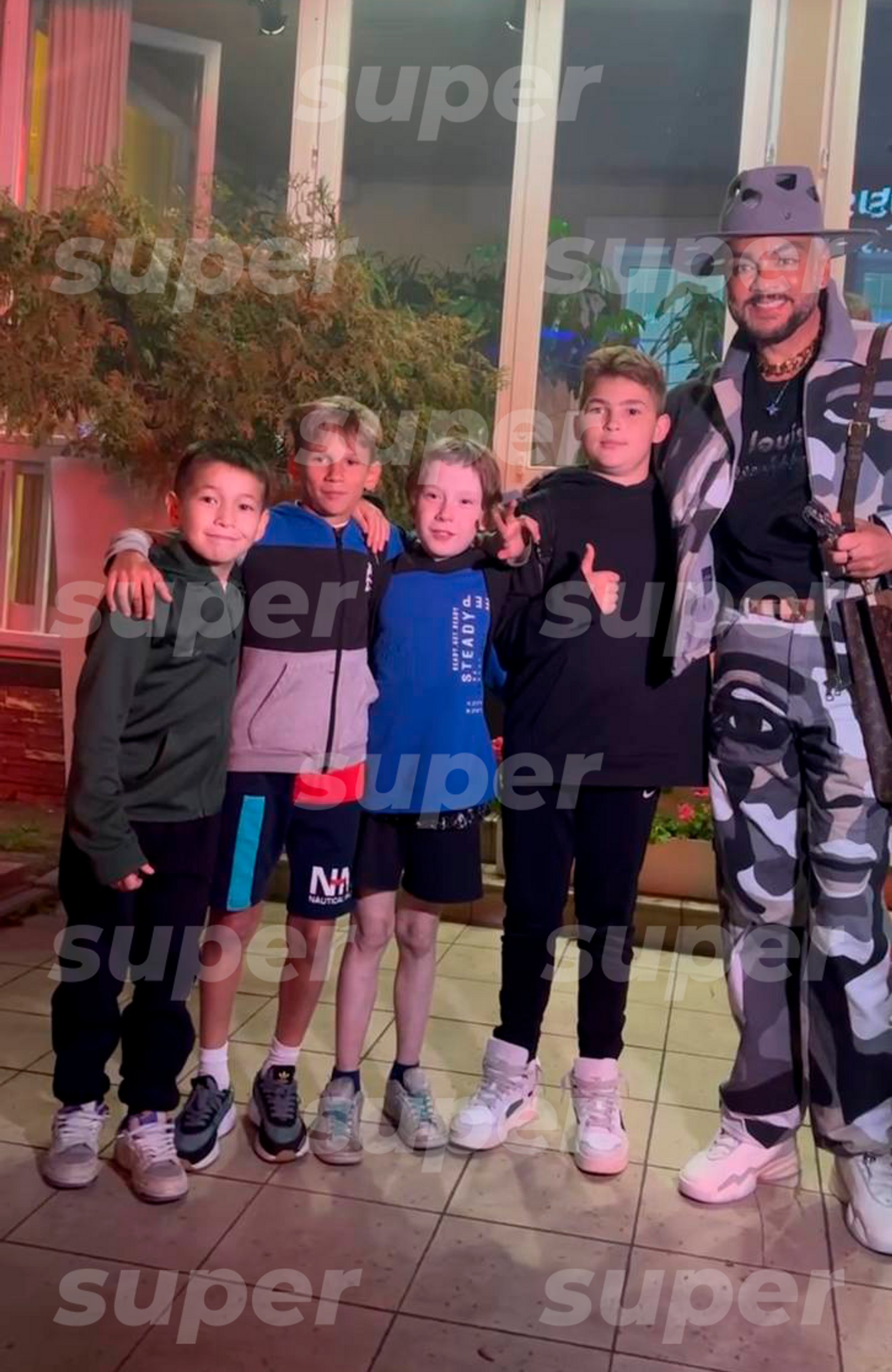 Филипп Киркоров с юными фанатами. Фото: Super