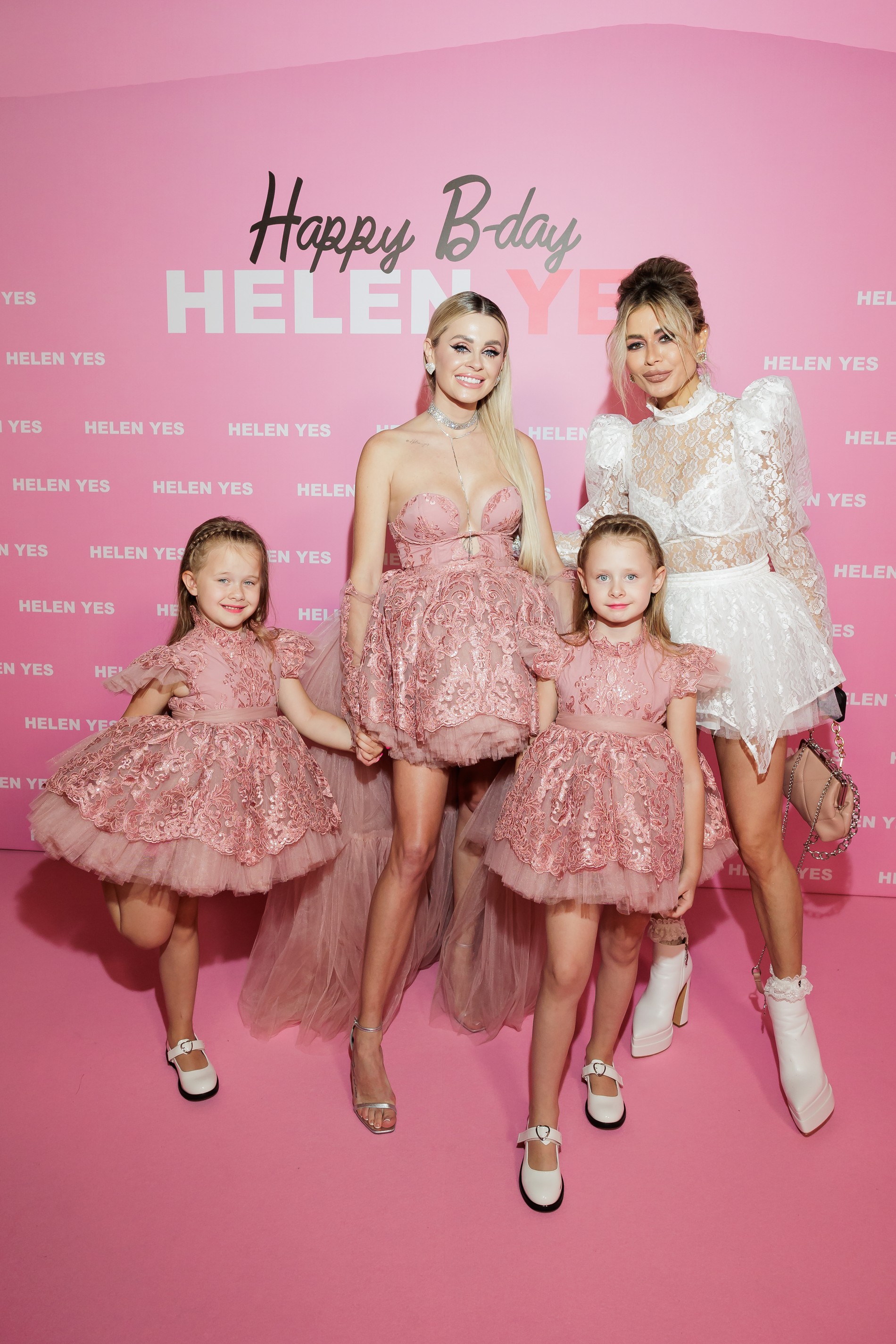 Helen Yes с дочками и Беллой Потемкиной. Фото: пресс-служба 