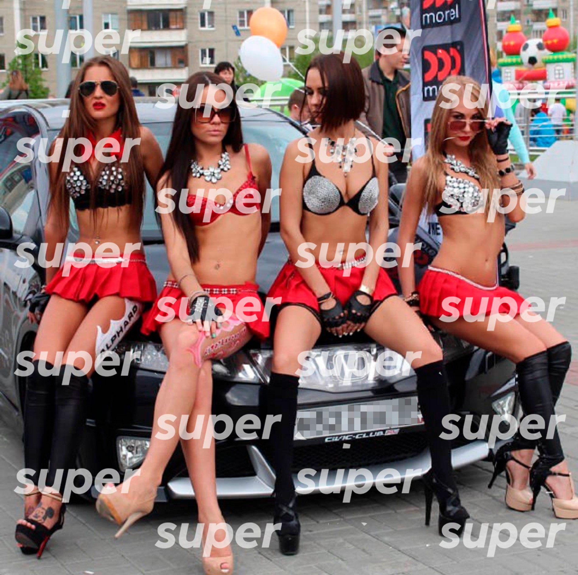 Юлия Королева (первая слева). Фото: соцсети