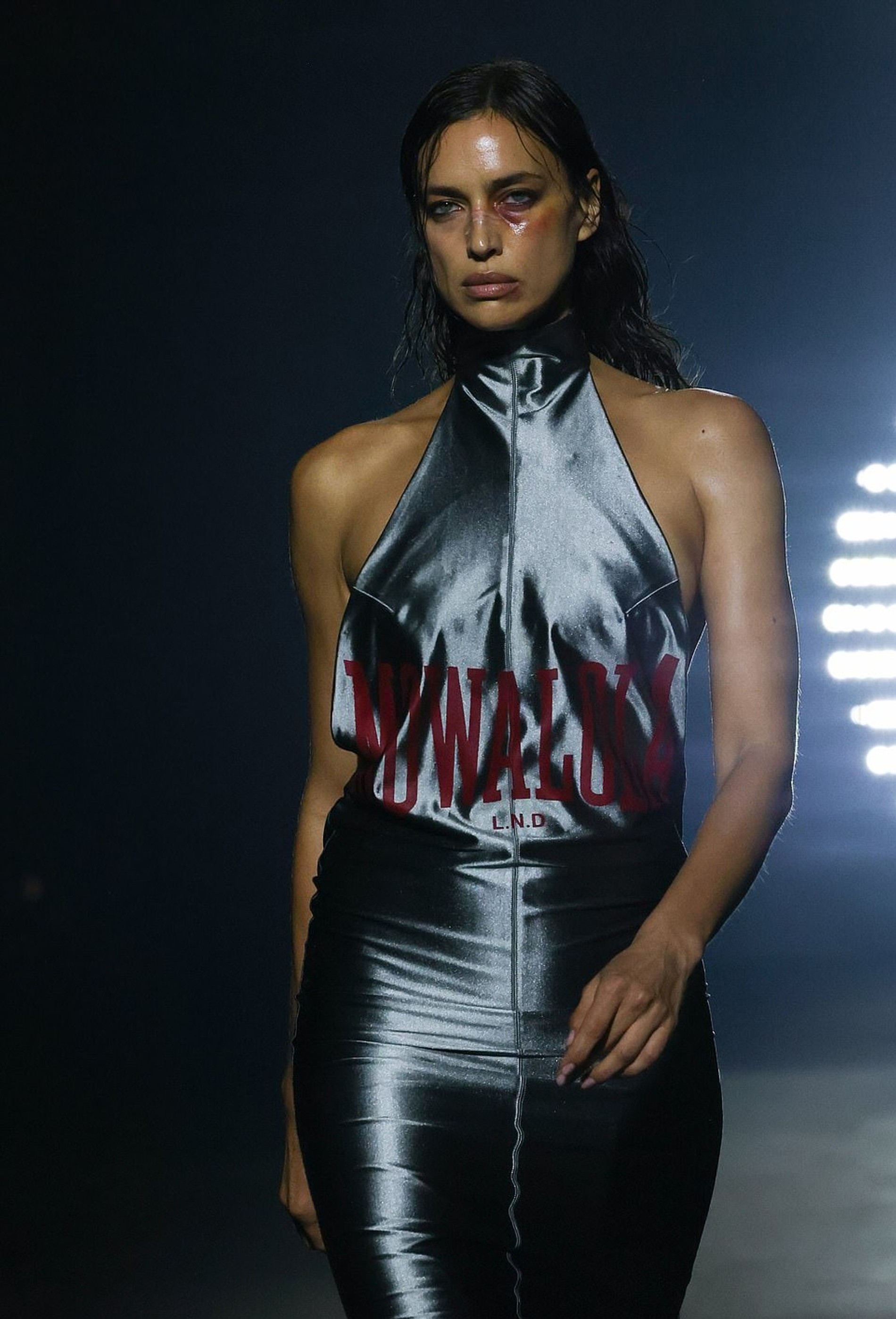 Ирина Шейк открывает показ бренда Mowalola на Неделе моды в Лондоне. Фото: Daily Mail