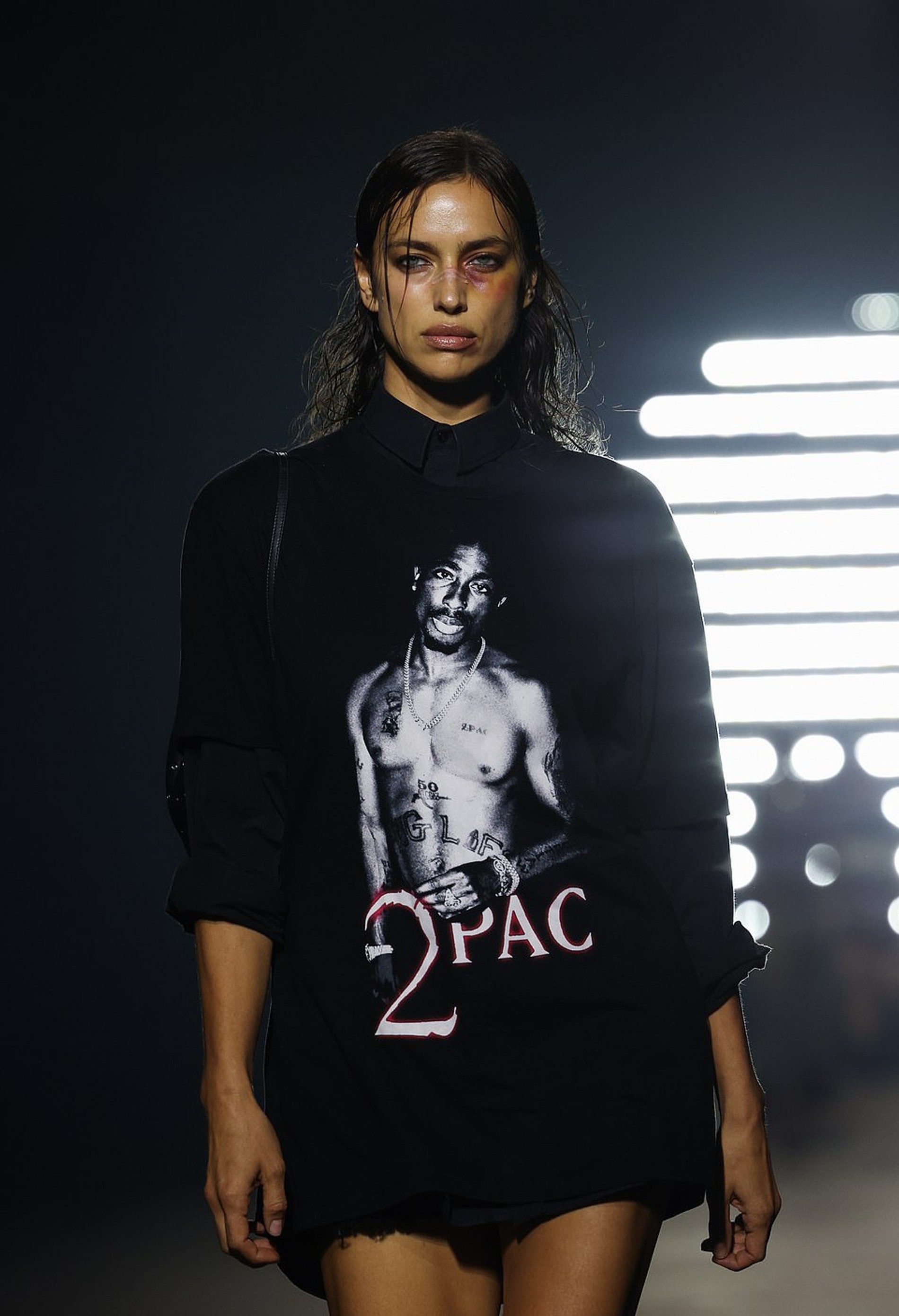 Ирина Шейк на показе бренда Mowalola на Неделе моды в Лондоне. Фото: Daily Mail