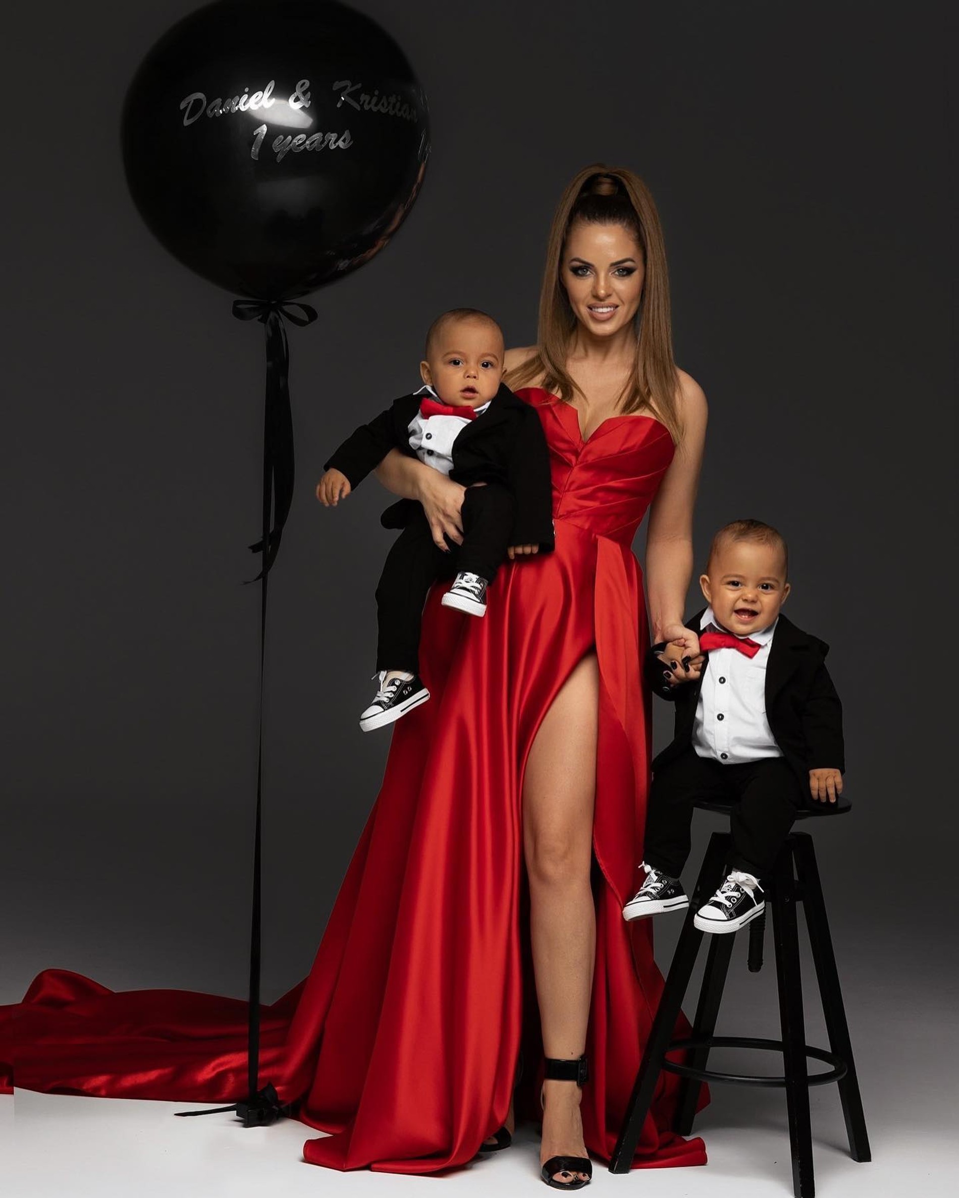 Юлия Ефременкова с сыновьями Даниэлем и Кристианом. Фото: Инстаграм* @efremenkovvvva