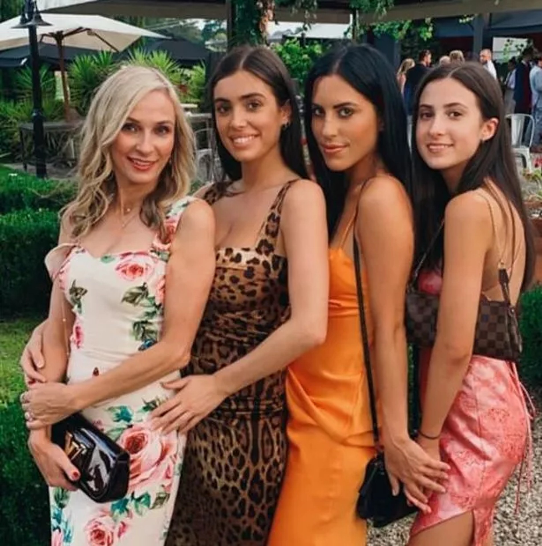 Бьянка со своей мамой Александрой и сестрами Анджелиной и Алисией. Фото: Инстаграм* @alyssia.censori