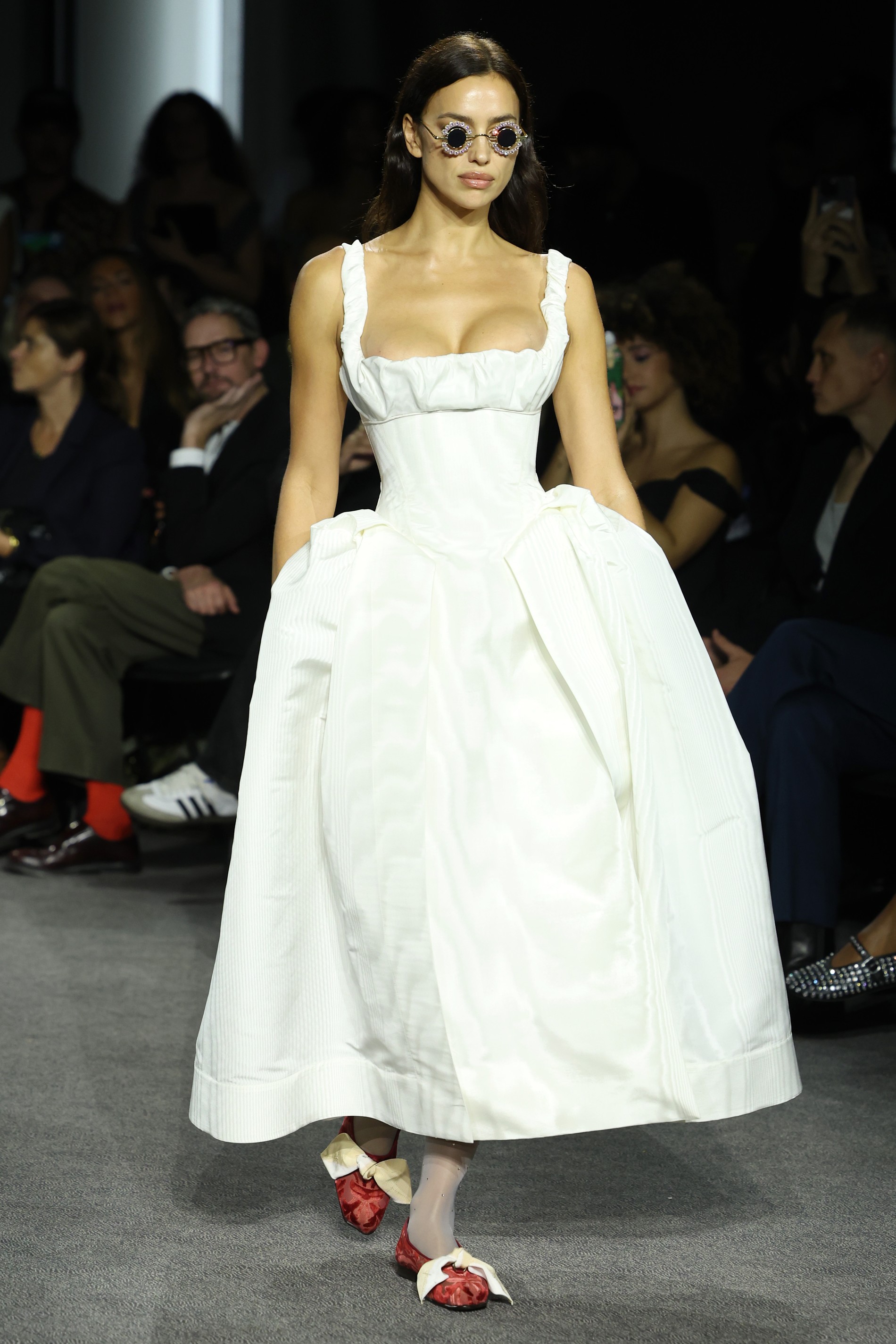 Ирина Шейк на показе Vivienne Westwood. Фото: Getty Images