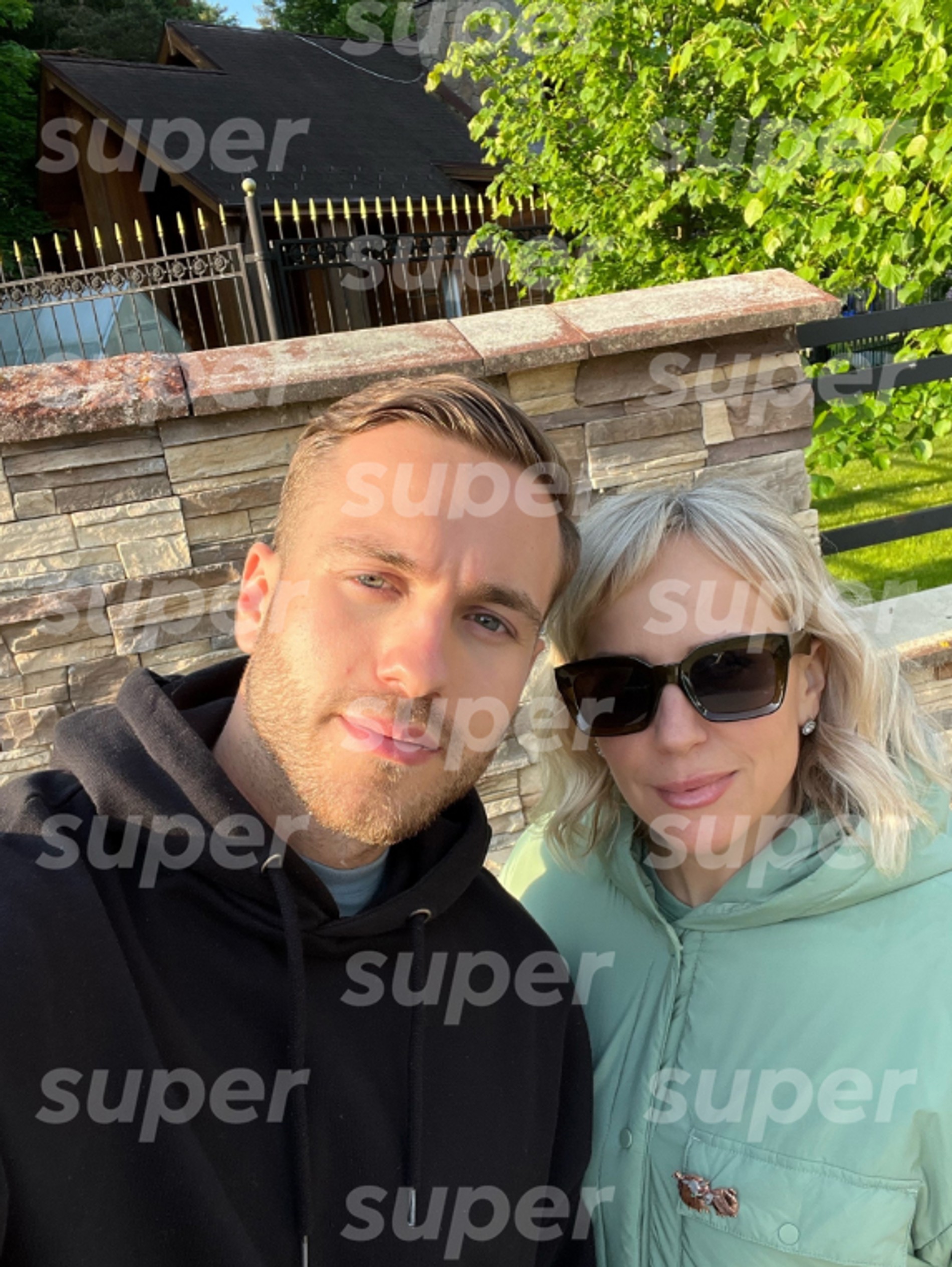 Александр Поверин с мамой. Фото: страница ВКонтакте мамы