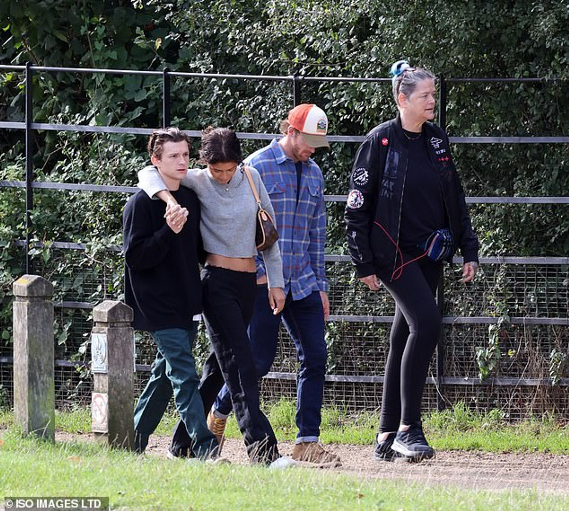 Том Холланд и Зендея с мамой актрисы и телохранителем. Фото: ISO Images Ltd