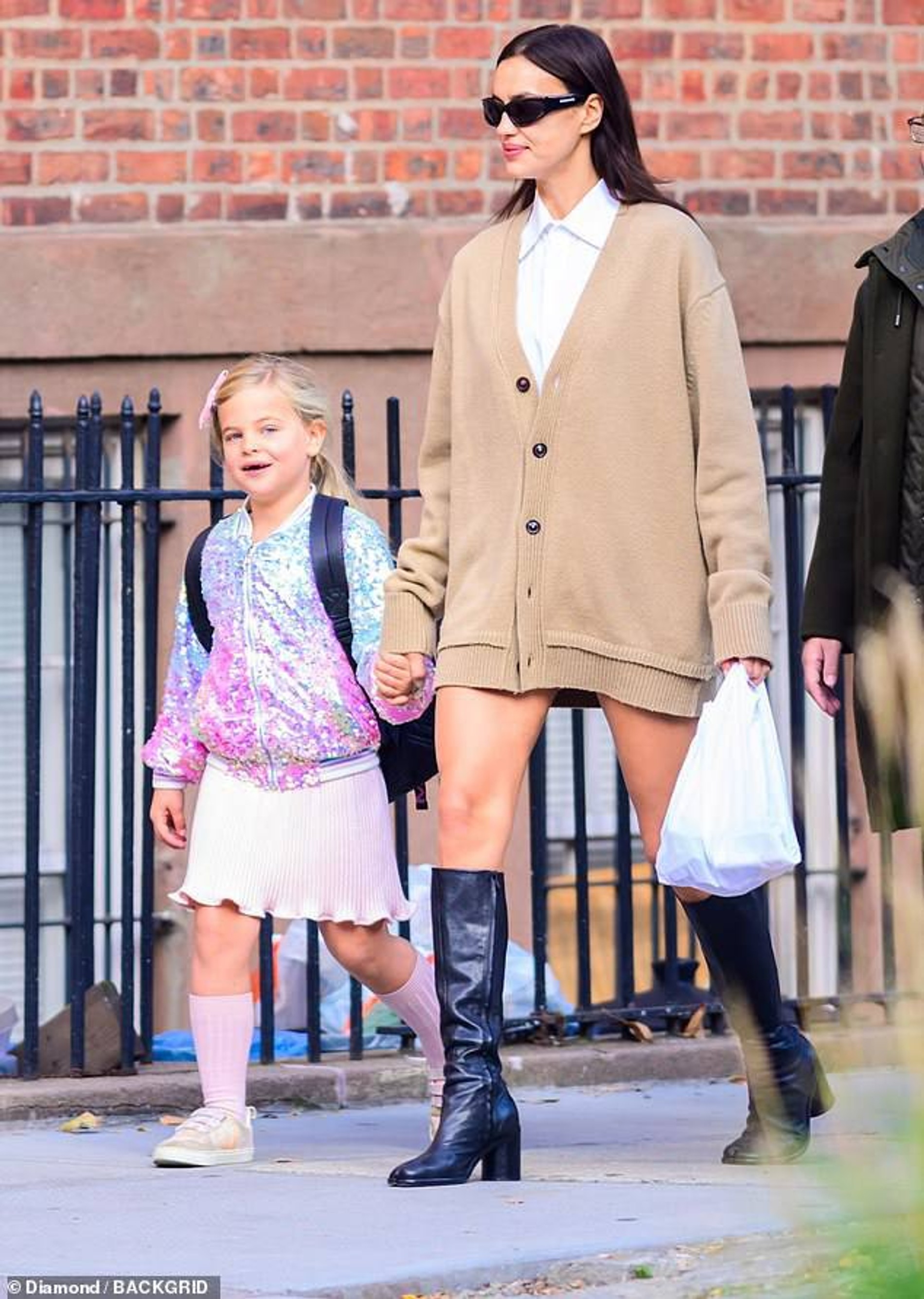 Ирина Шейк с дочерью Леей в Нью-Йорке. Фото: BACKGRID