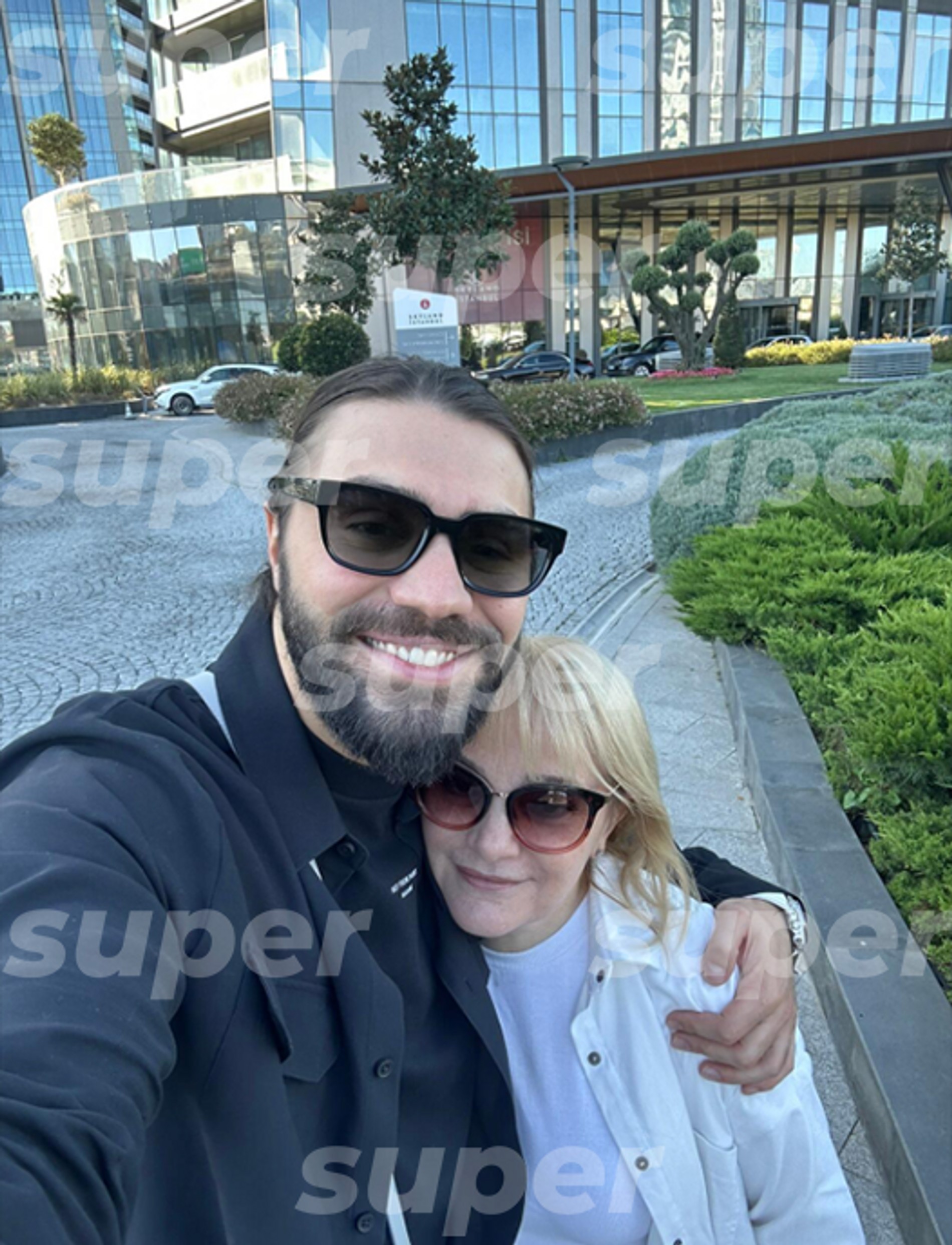 Руслан со своей матерью.
Фото: социальные сети матери Гасанова