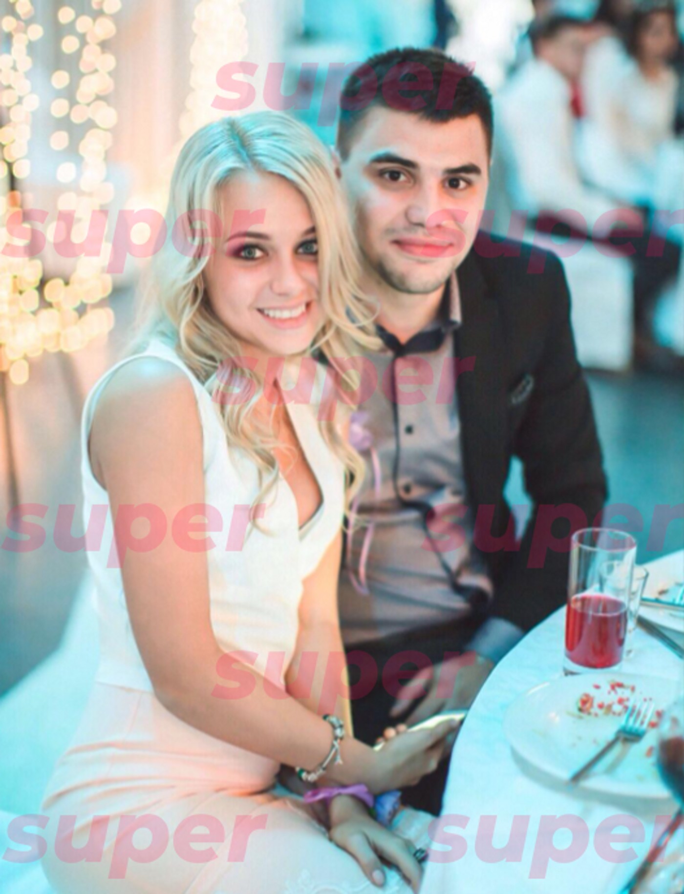 Шәуеттегі қынаптың жақыннан түсірілген фотосы Үстел үстінде достың есек жалап өте салқын