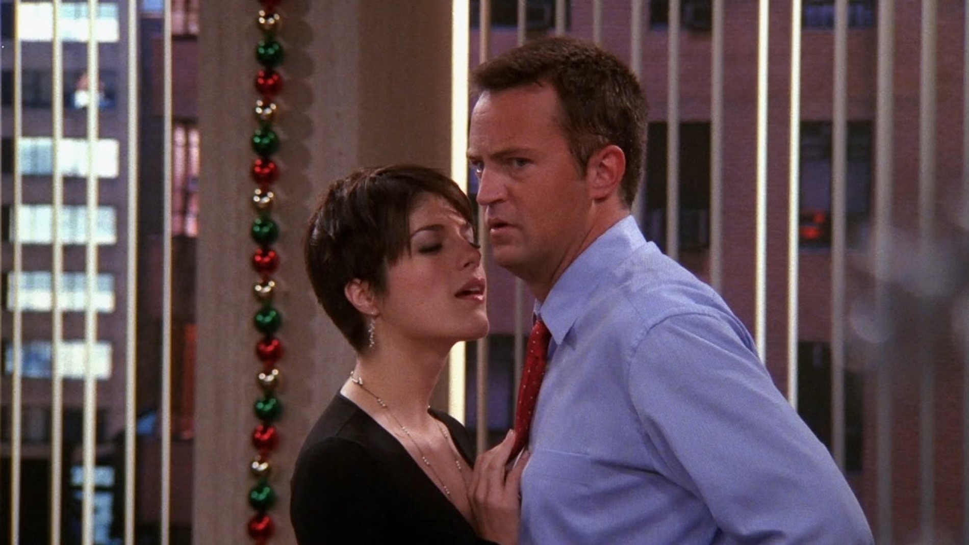 Сельма Блэр и Мэттью Перри. Кадр из сериала «Друзья»