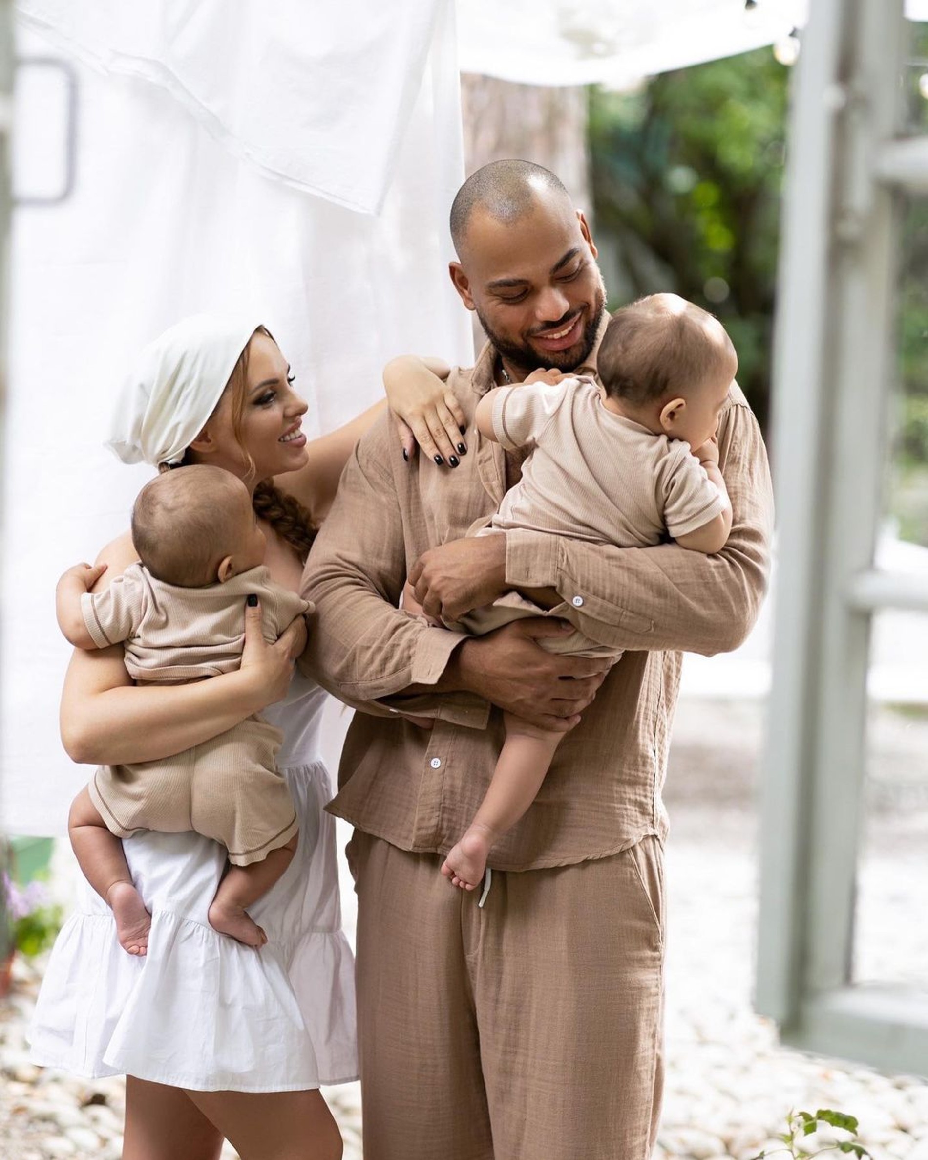 Юлия Ефременкова, Мондезир Свет-Амур и их дети. Фото: Инстаграм* @mon_desir