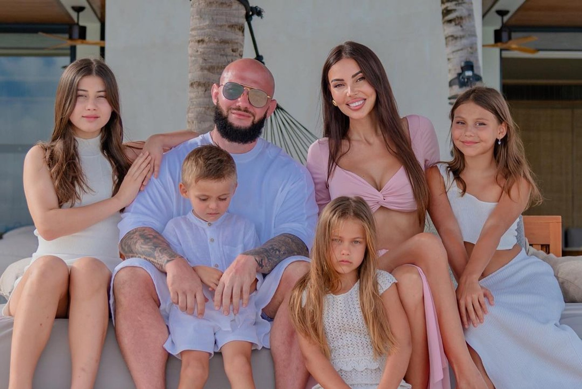 Джиган и Оксана Самойлова с дочерьми Ариелой, Леей и Майей и сыном Давидом. Фото: Инстаграм* @samoylovaoxana