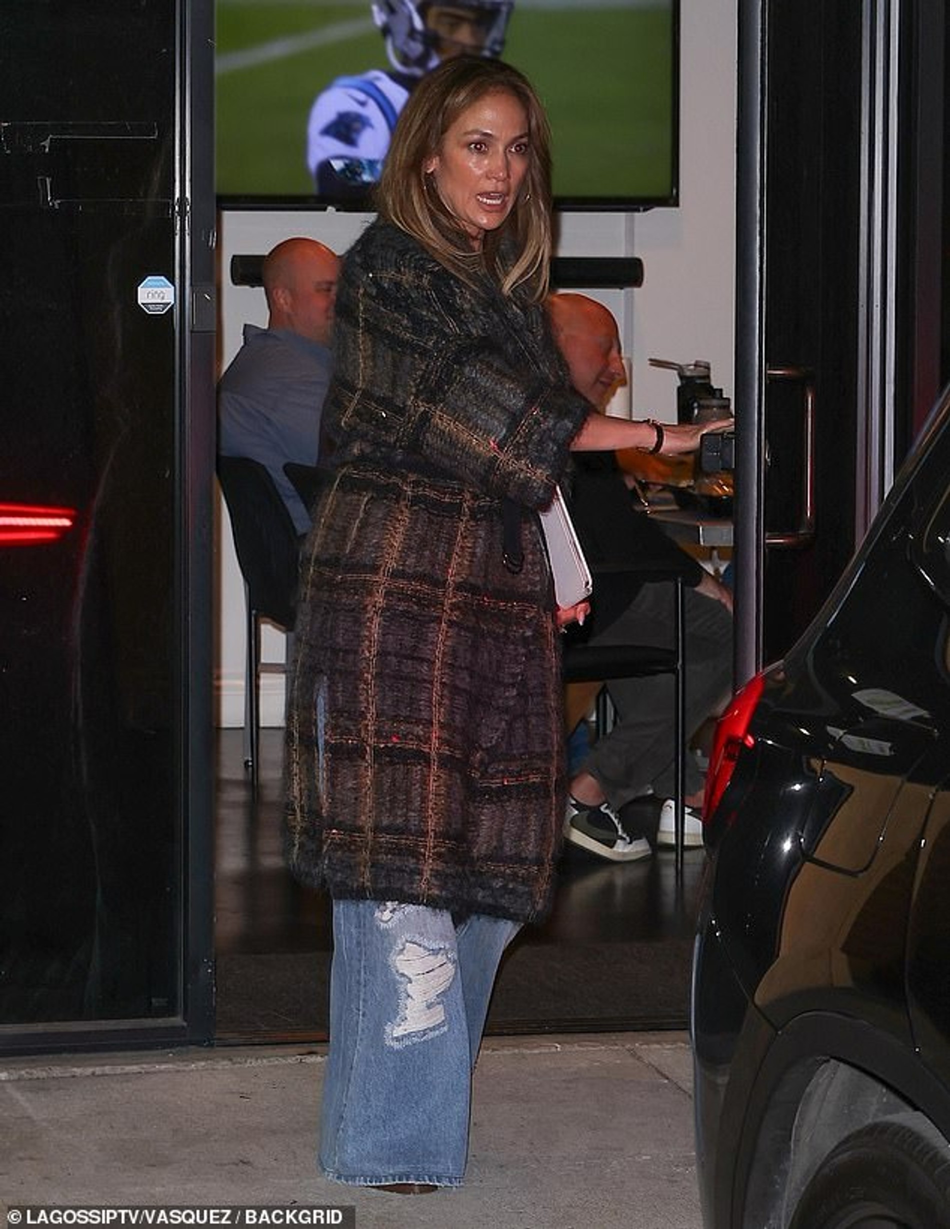 Дженнифер Лопес выходит из студии после работы над новым альбомом. Фото: Daily Mail