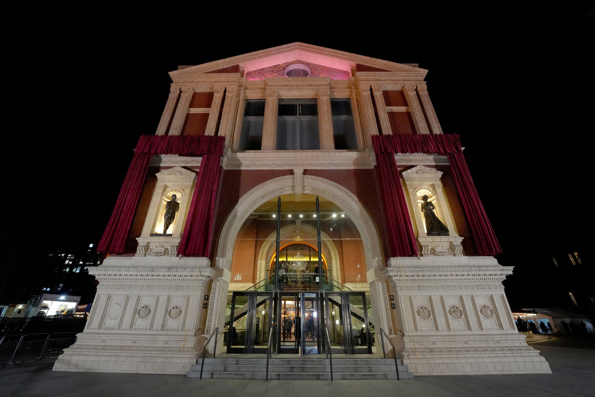 Статуи принца Филиппа и королевы Елизаветы II. Фото: Legion-media