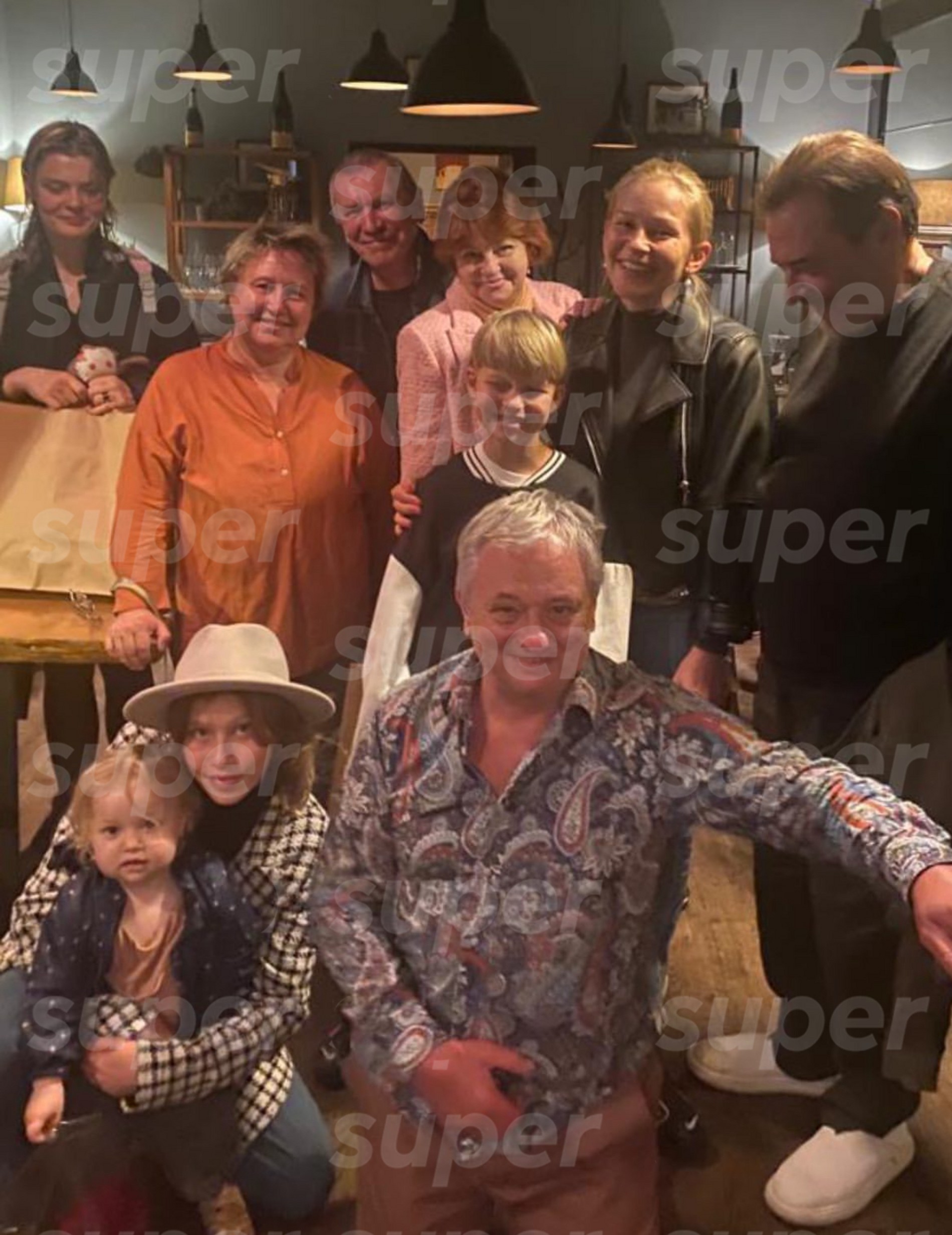 Софья Меледина с дочерью Ниной, Алексеем Учителем и Юлией Пересильд. Фото: Инстаграм (запрещен в РФ) Софьи Мелединой