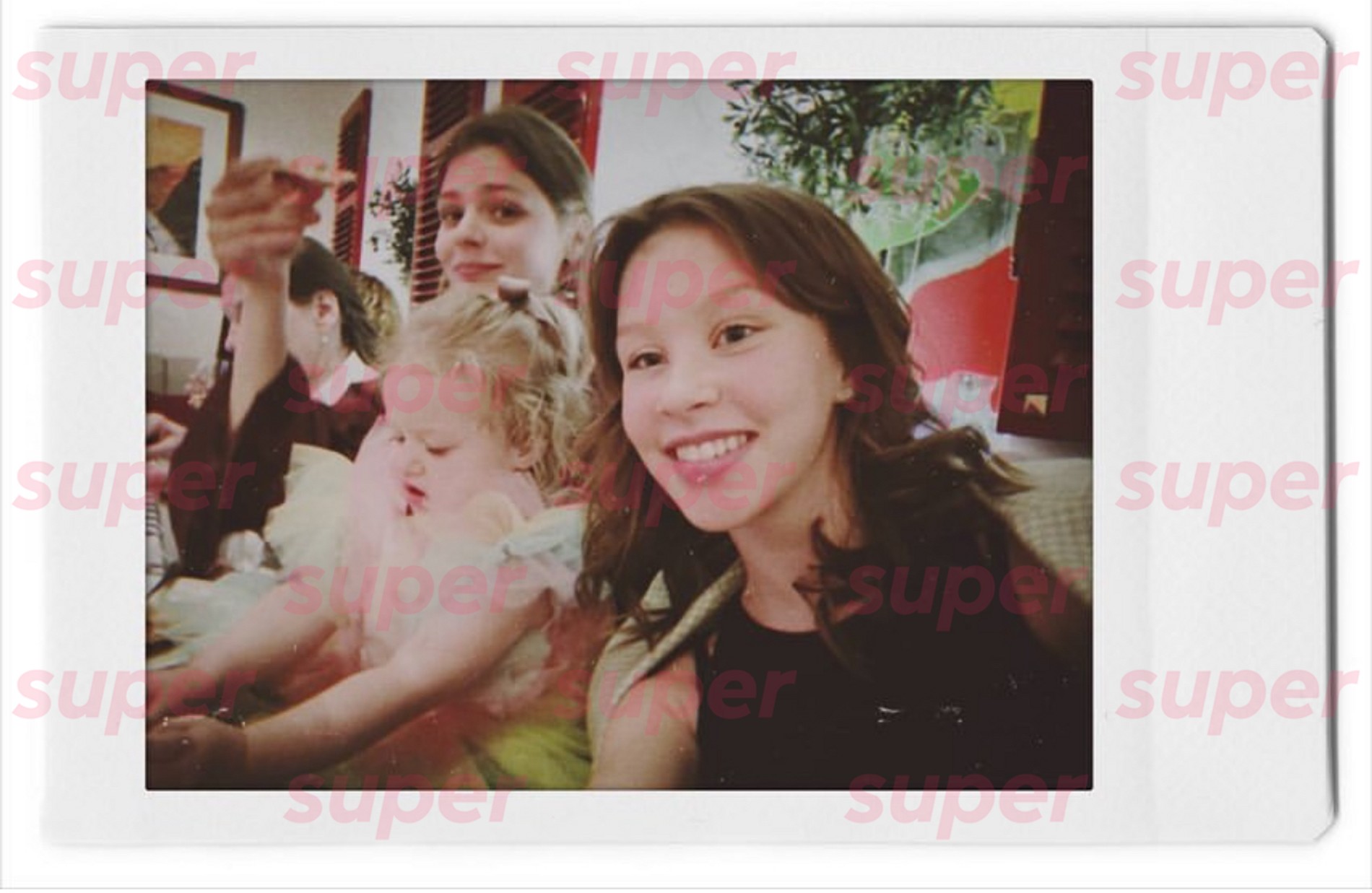 Софья с дочкой Ниной и дочерью Алексея Учителя от Юлии Пересильд Анной. Фото: Инстаграм (запрещен в РФ) Софьи Мелединой