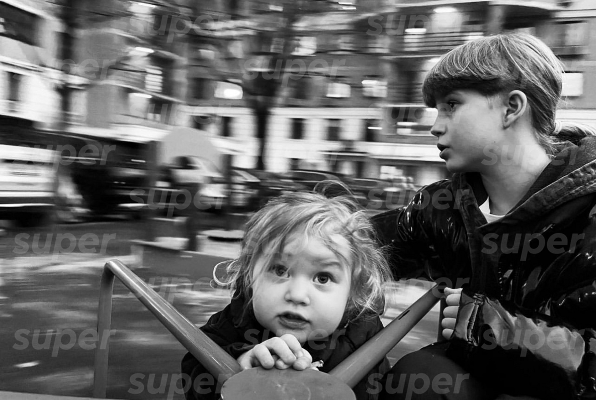 Дочь Софьи Нина с дочерью Алексея Учителя от Юлии Пересильд Марией. Фото: Инстаграм (запрещен в РФ) Софьи Мелединой