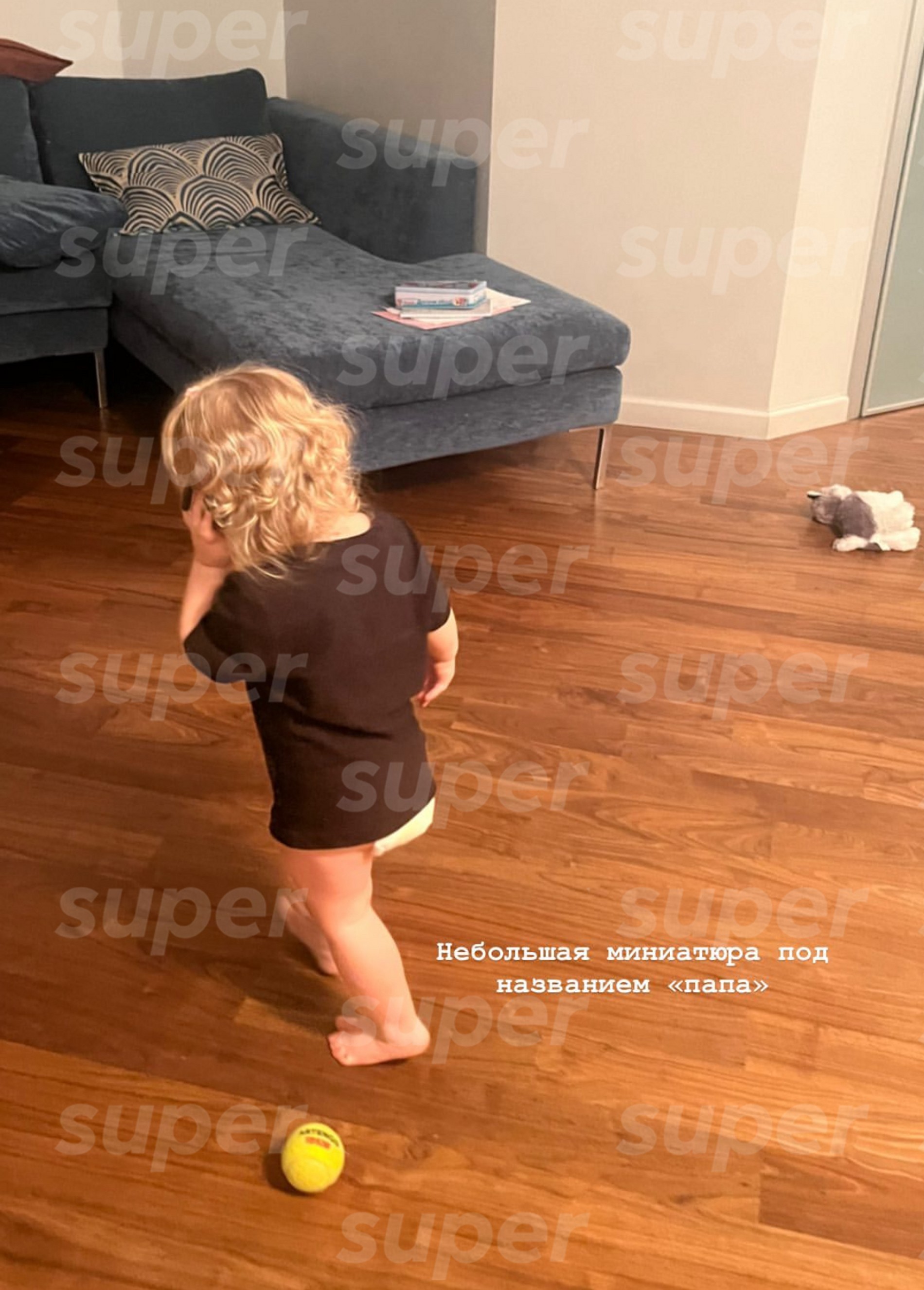 Предполагаемая дочь Алексея Учителя Нина изображает папу. Фото: Инстаграм (запрещен в РФ) Софьи Мелединой