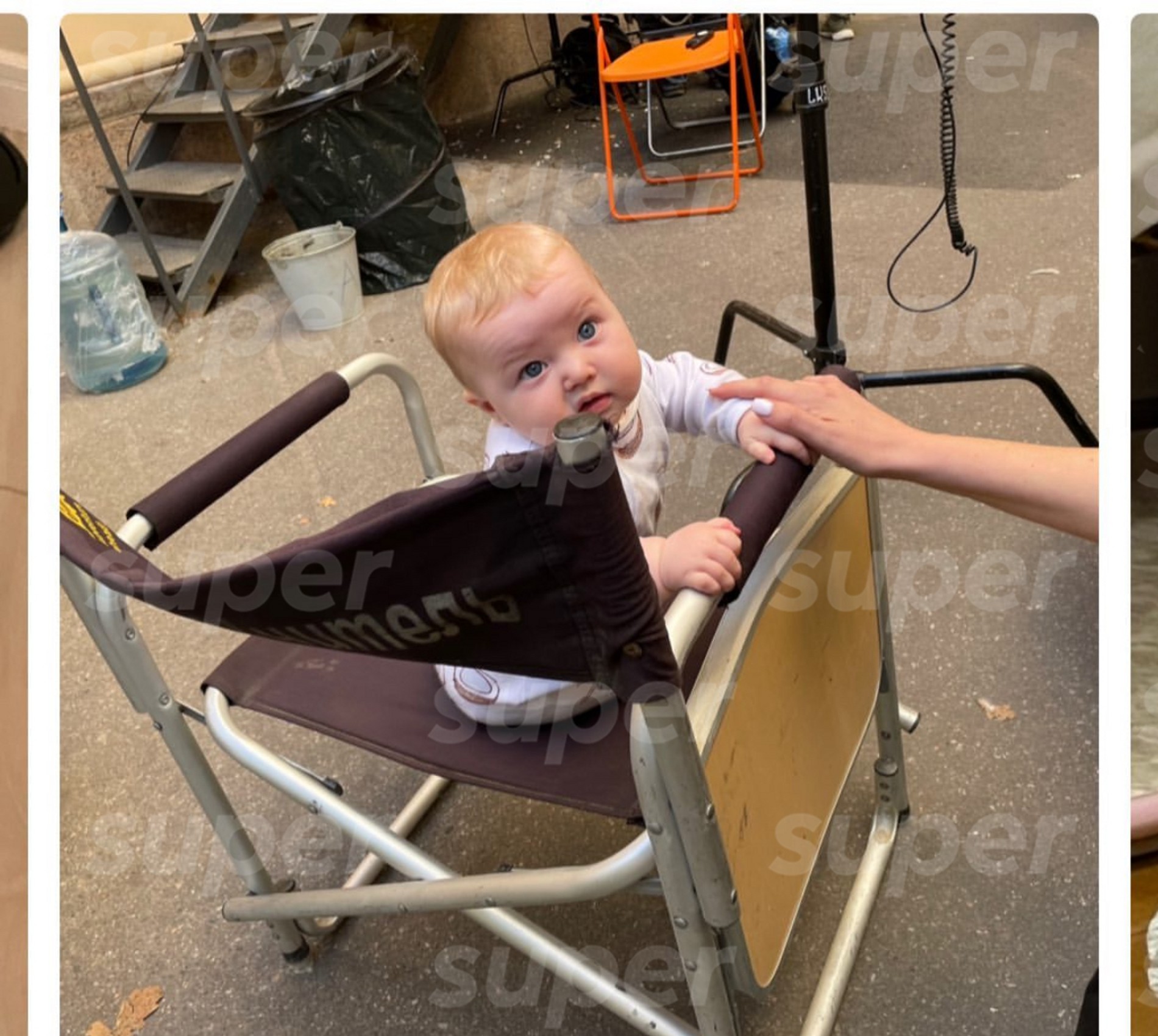 Дочь Софьи Мелединой Нина в режиссерском кресле Алексея Учителя. Фото: Инстаграм (запрещен в РФ)