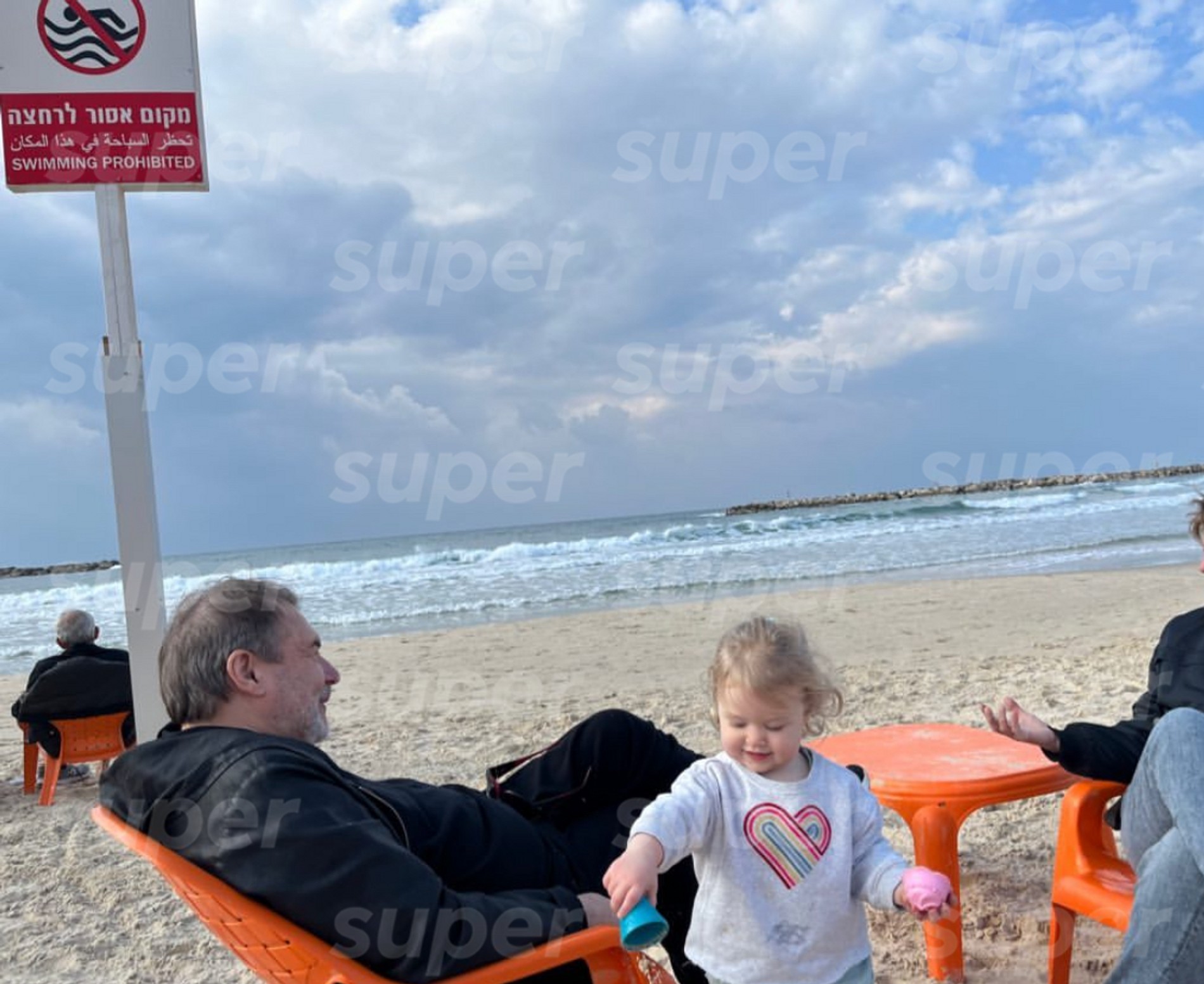 Алексей Учитель с предполагаемой дочерью Ниной за границей. Фото: Инстаграм (запрещен в РФ) Софьи Мелединой