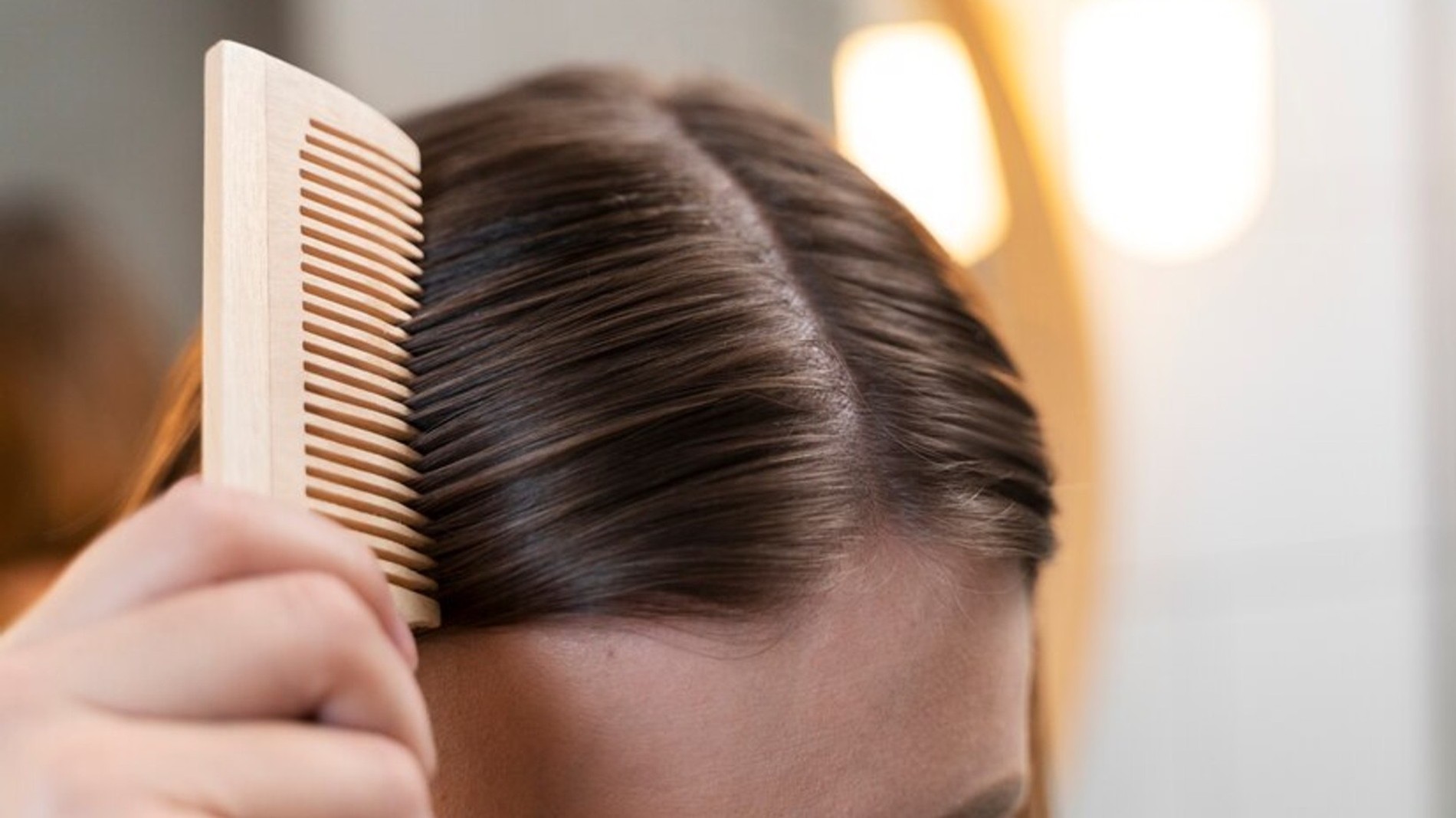 Почему зимой выпадают волосы. Крепкие волосы. Выпадение волос у женщин. Потеря волос. Проблемные волосы.