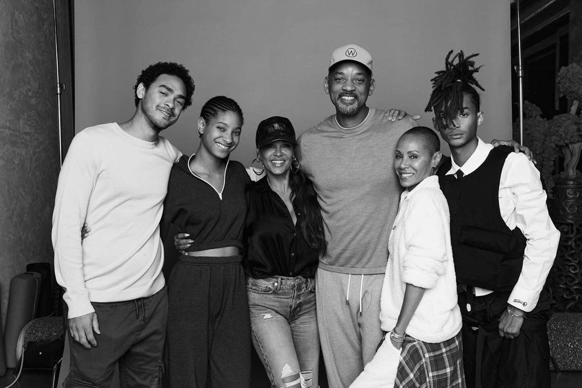 Первая жена актера Шери Зампино (слева рядом с Уиллом) также приняла участие в съемке. Фото: Инстаграм* @willsmith