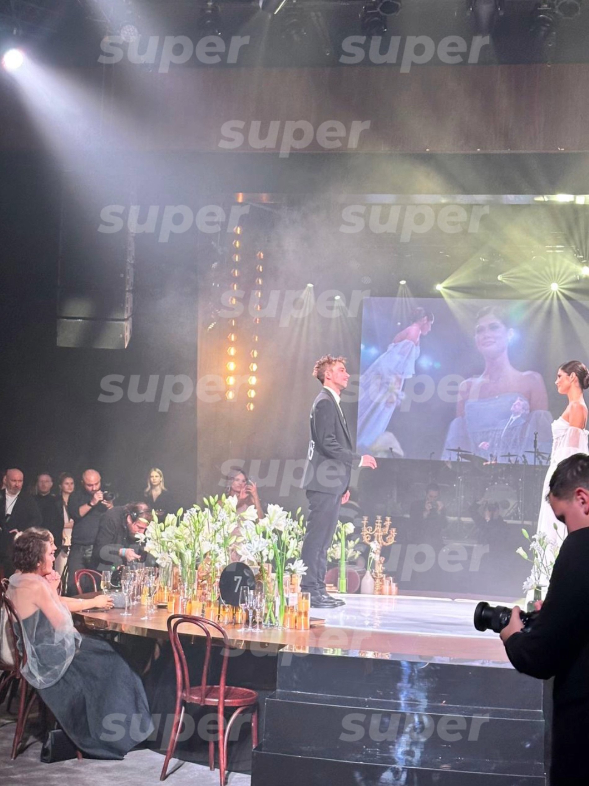 Александр Петров и Виктория во время обмена клятвами. Фото: Super