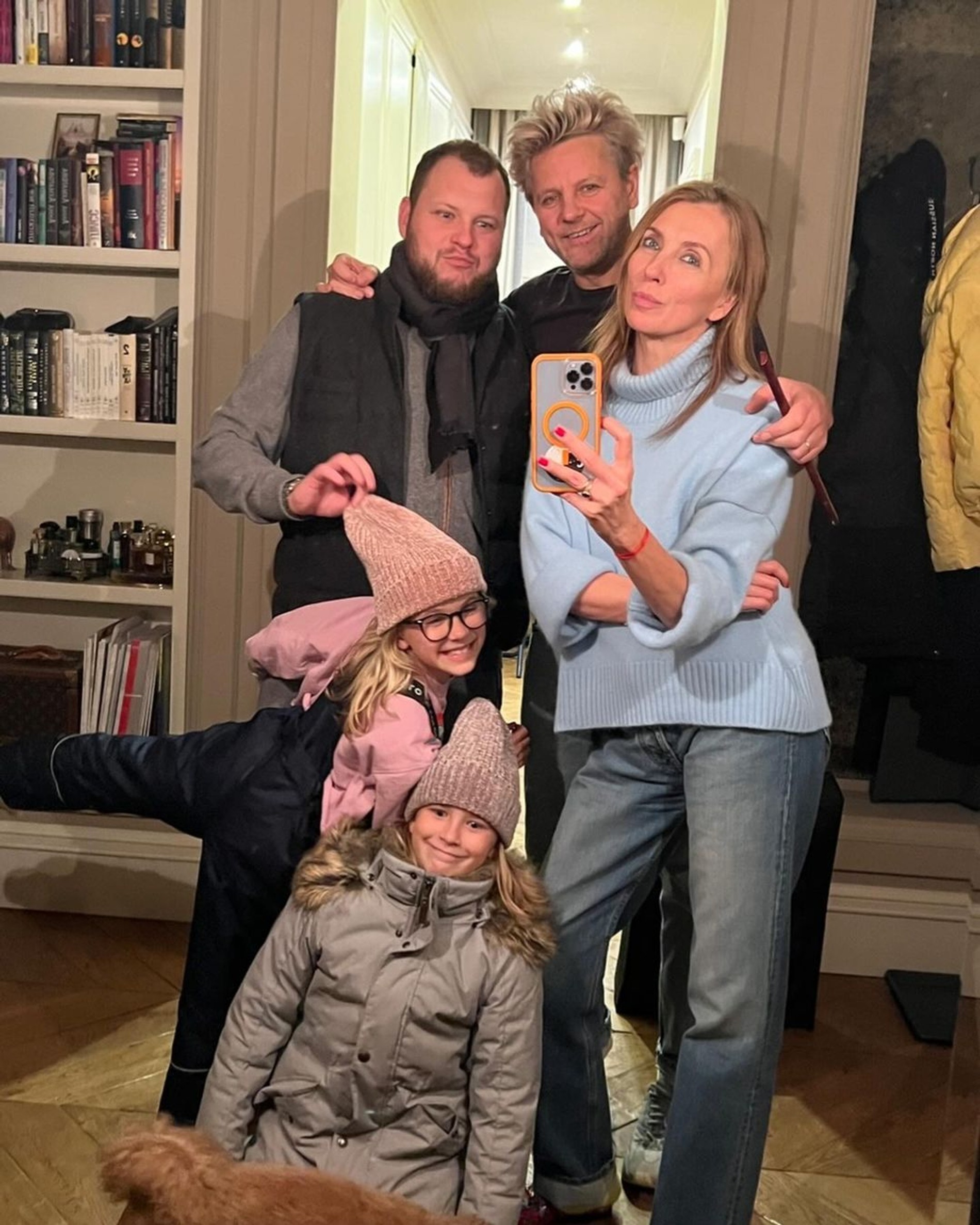 Светлана Бондарчук с мужем Сергеем Харченко, сыном Сергеем и внучками. Фото: Инстаграм* @serg74