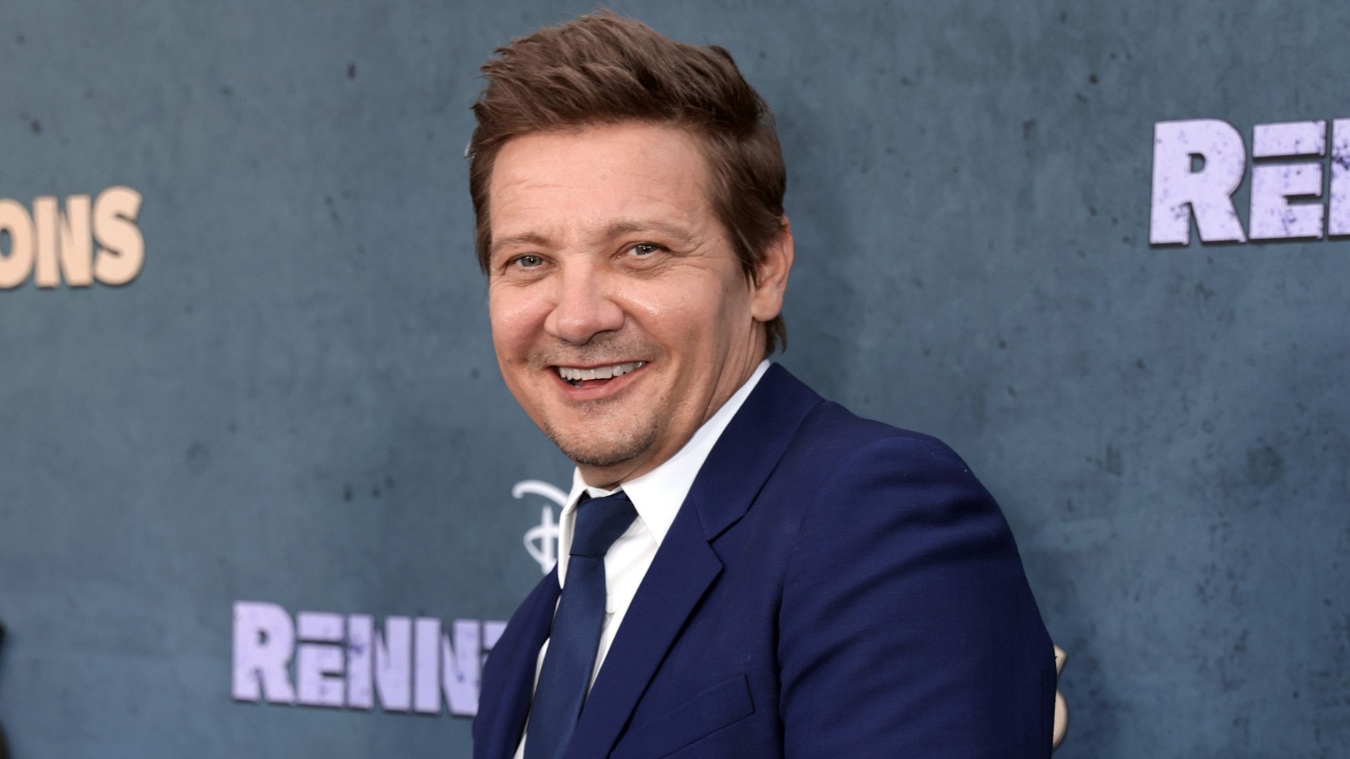 Как выглядит Джереми Реннер, сломавший 30 костей, почти через год после ...
