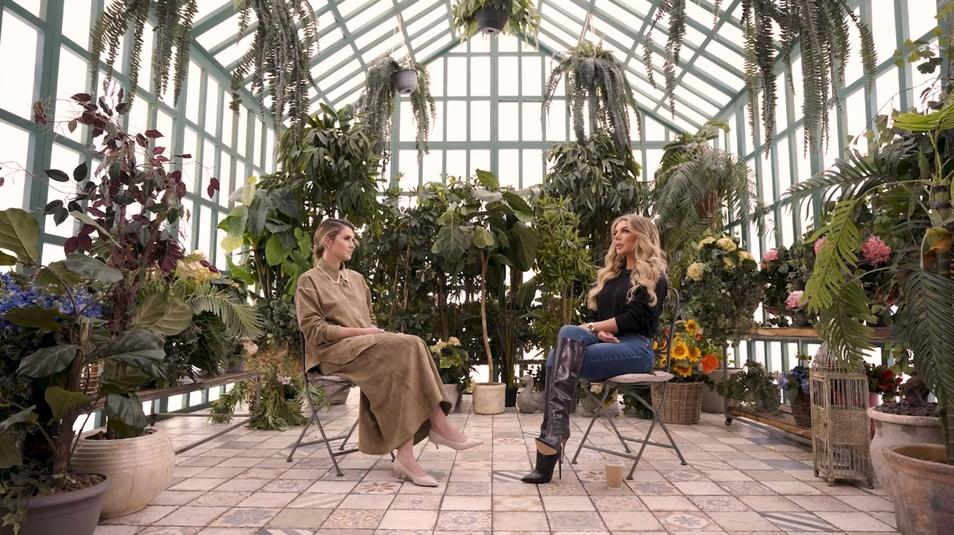 Лаура Джугелия и Анна Седокова. Скриншот: YouTube-канал FAMETIME TV