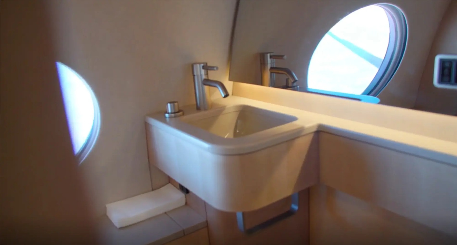 Самолет Ким Кардашьян. Фото: Page Six