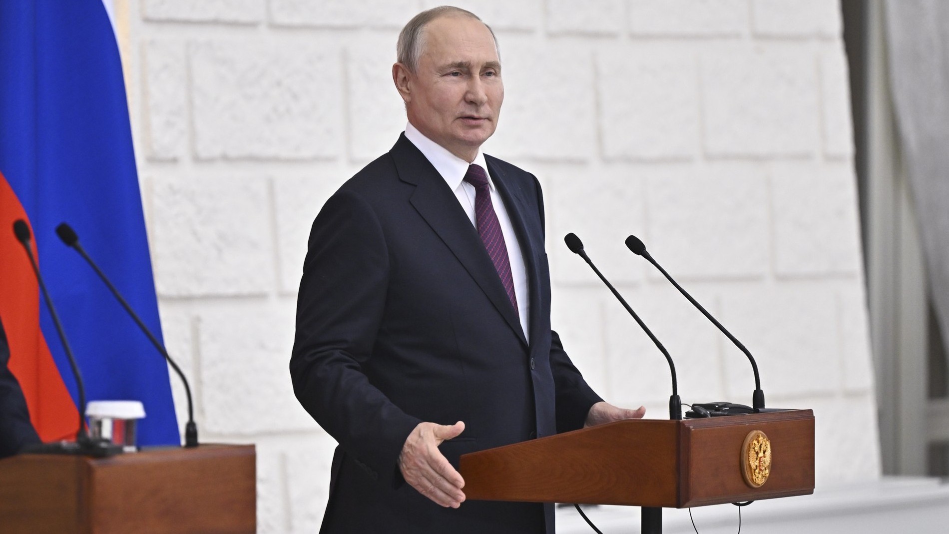Владимир Путин ответил, что любит больше: селедку под шубой или оливье