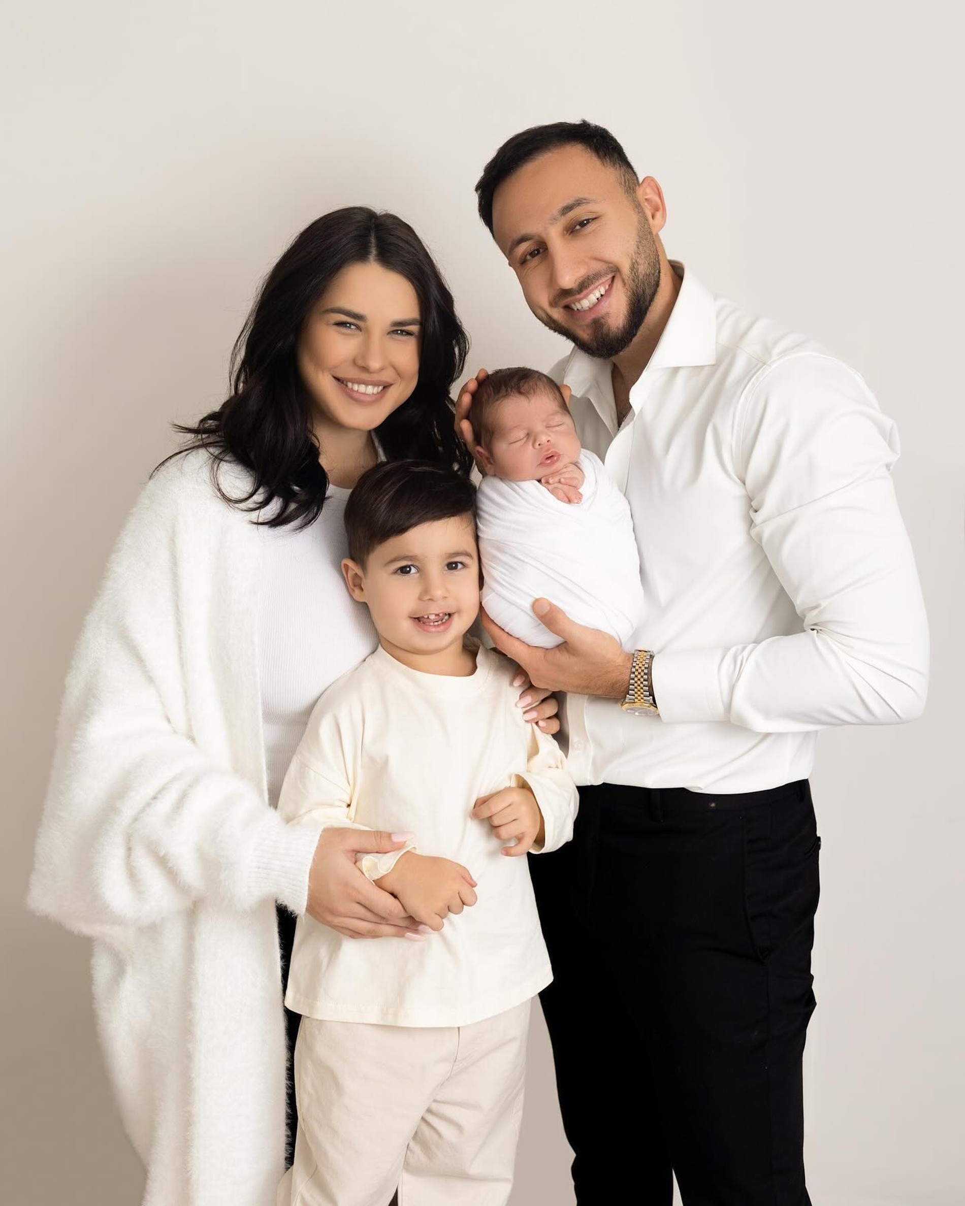 Ирина Пинчук с супругом Араем Чобаняном и сыновьями. Фото: Инстаграм* @pinchuk_official