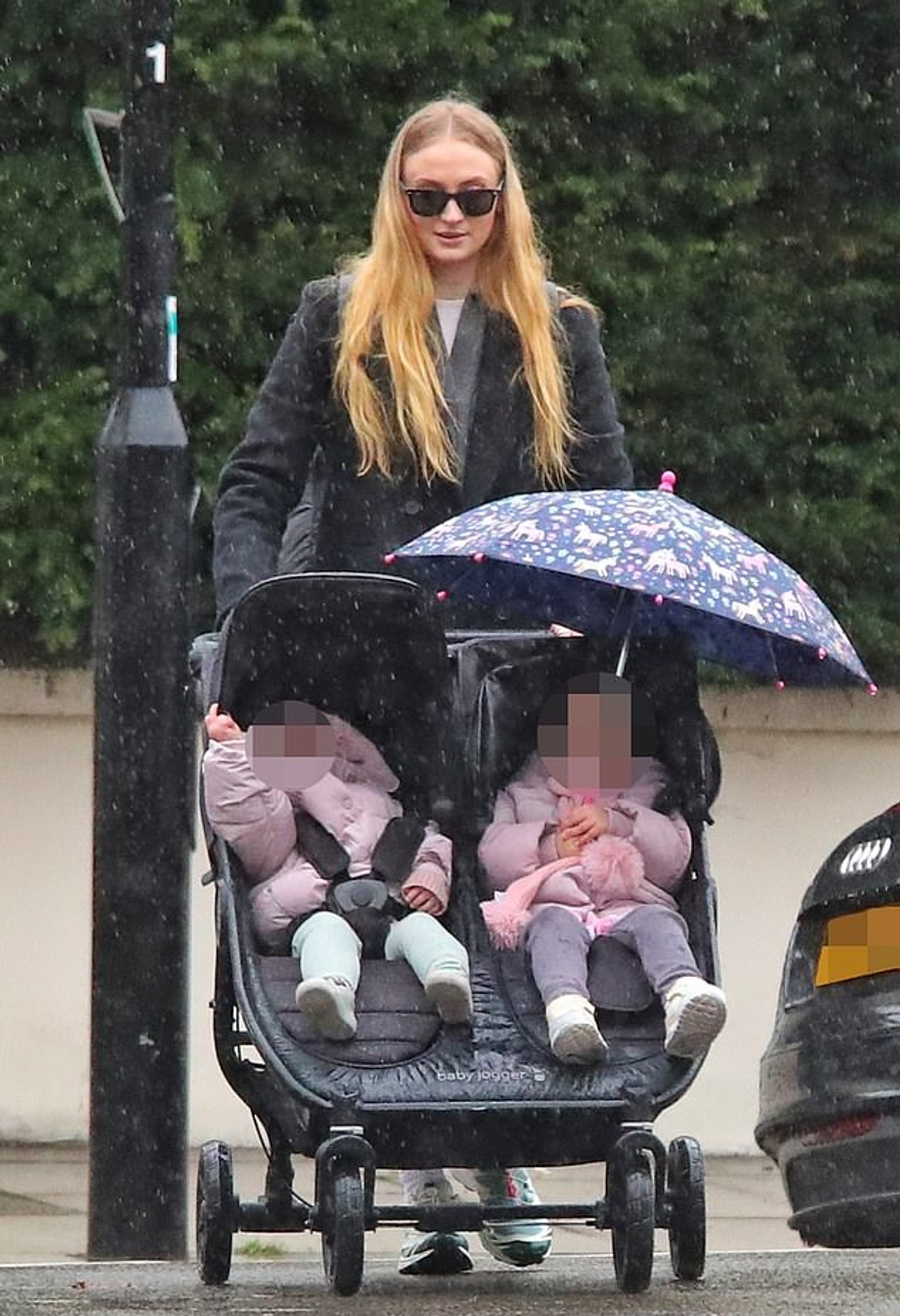 Софи Тернер с дочерьми в Лондоне. Фото: SplashNews.com