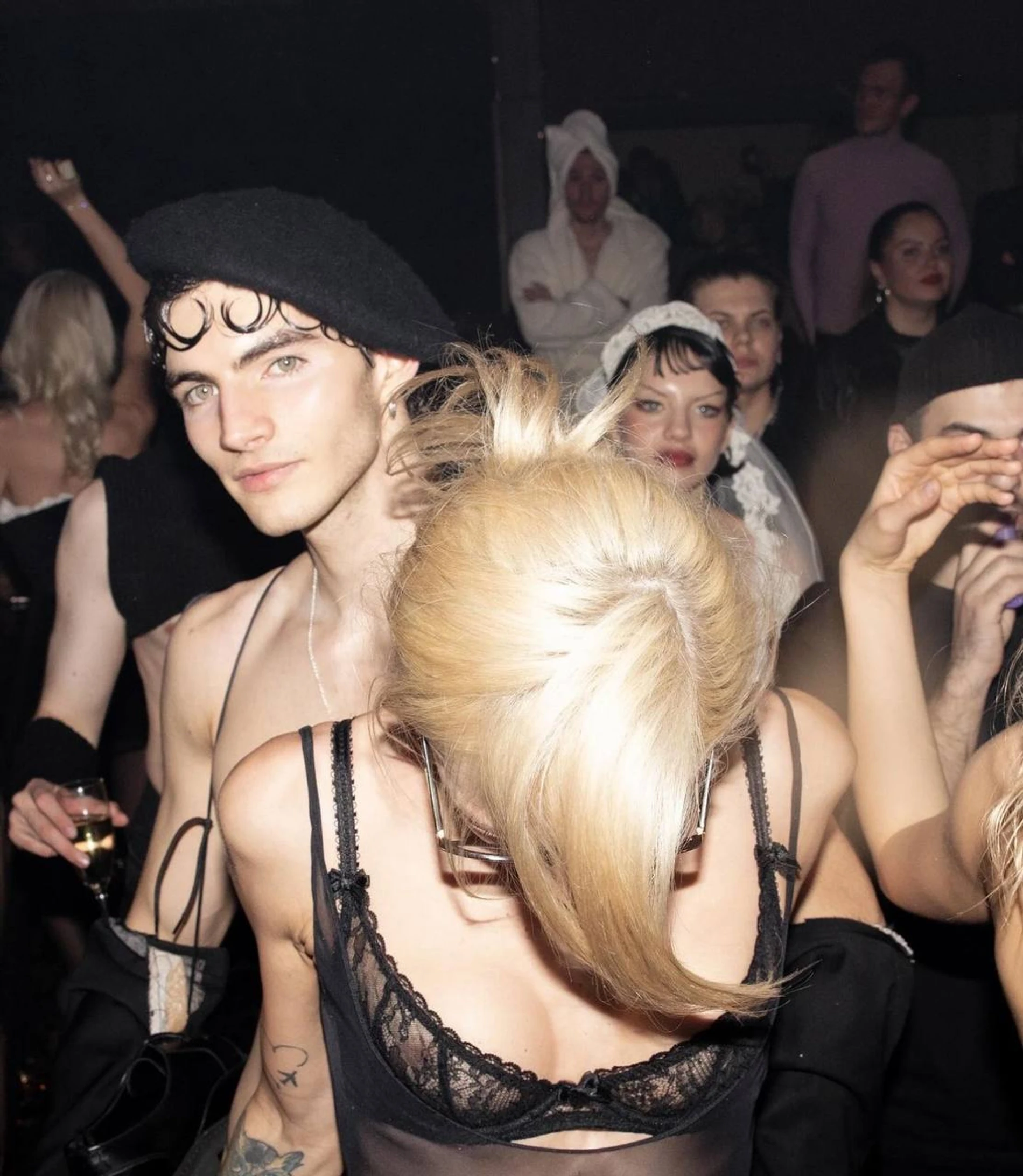 Голые девушки в сперме после вечеринки - видео с архива сайта chelmass.ru