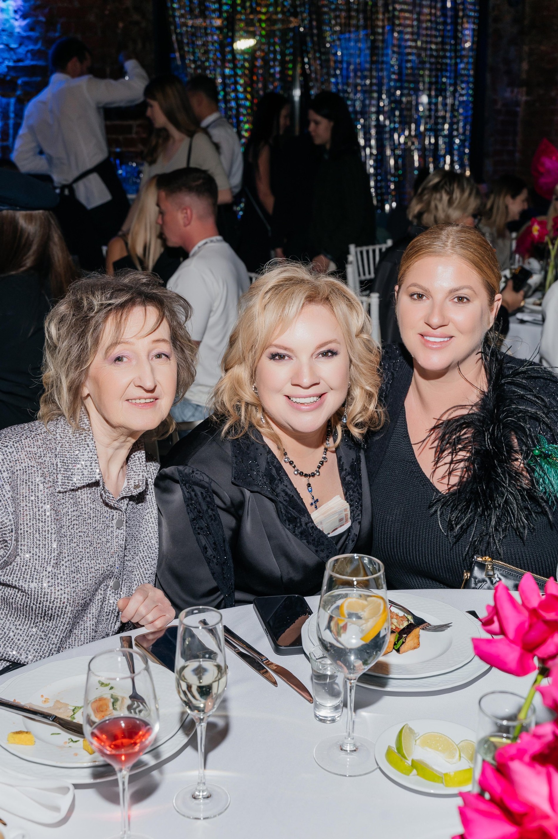 Инна Тлиашинова и Алена Жигалова с мамой. Фото: пресс-служба